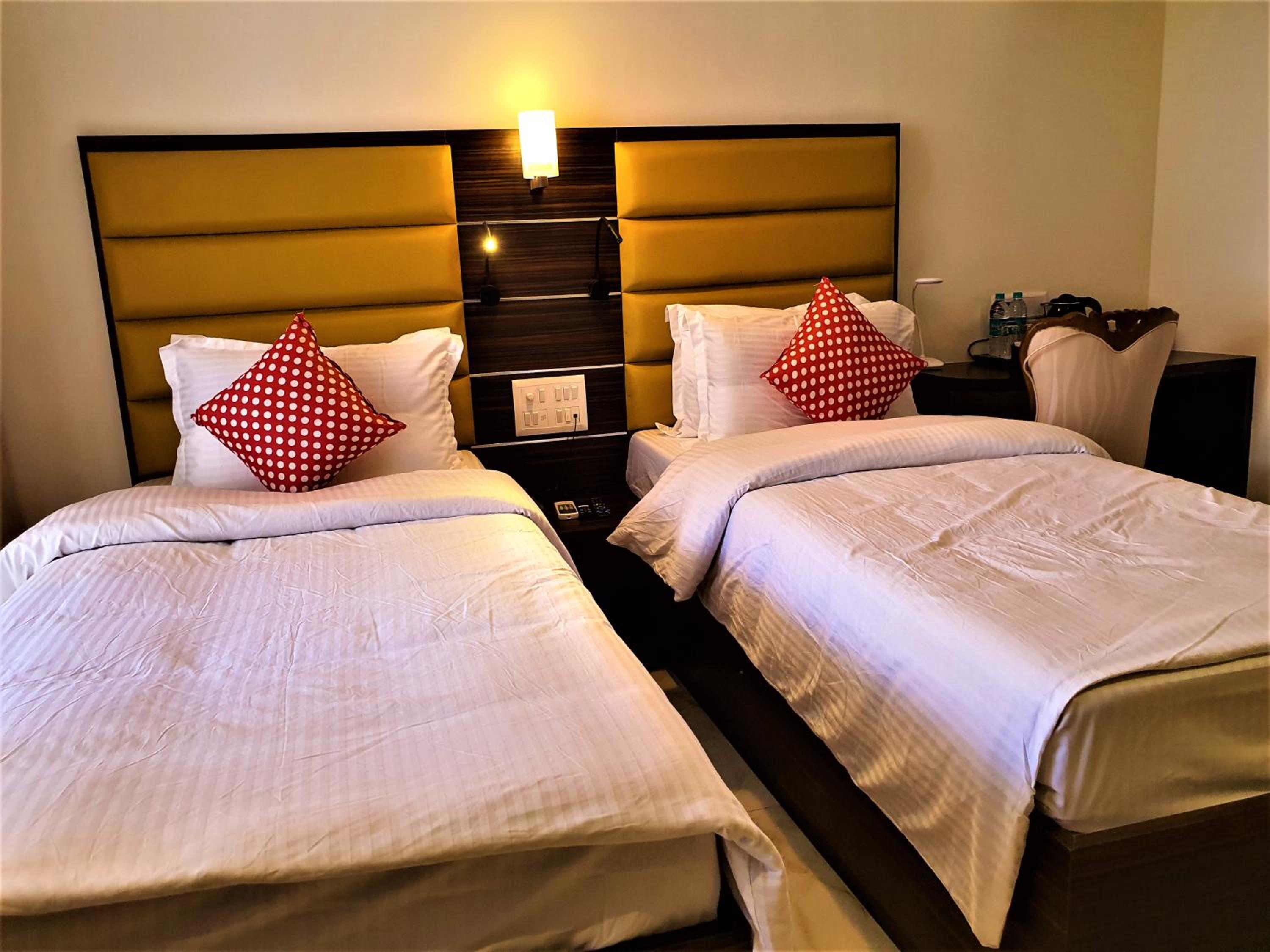 Double Room with Balcony (2 Adults + 1 Child) photo 2
