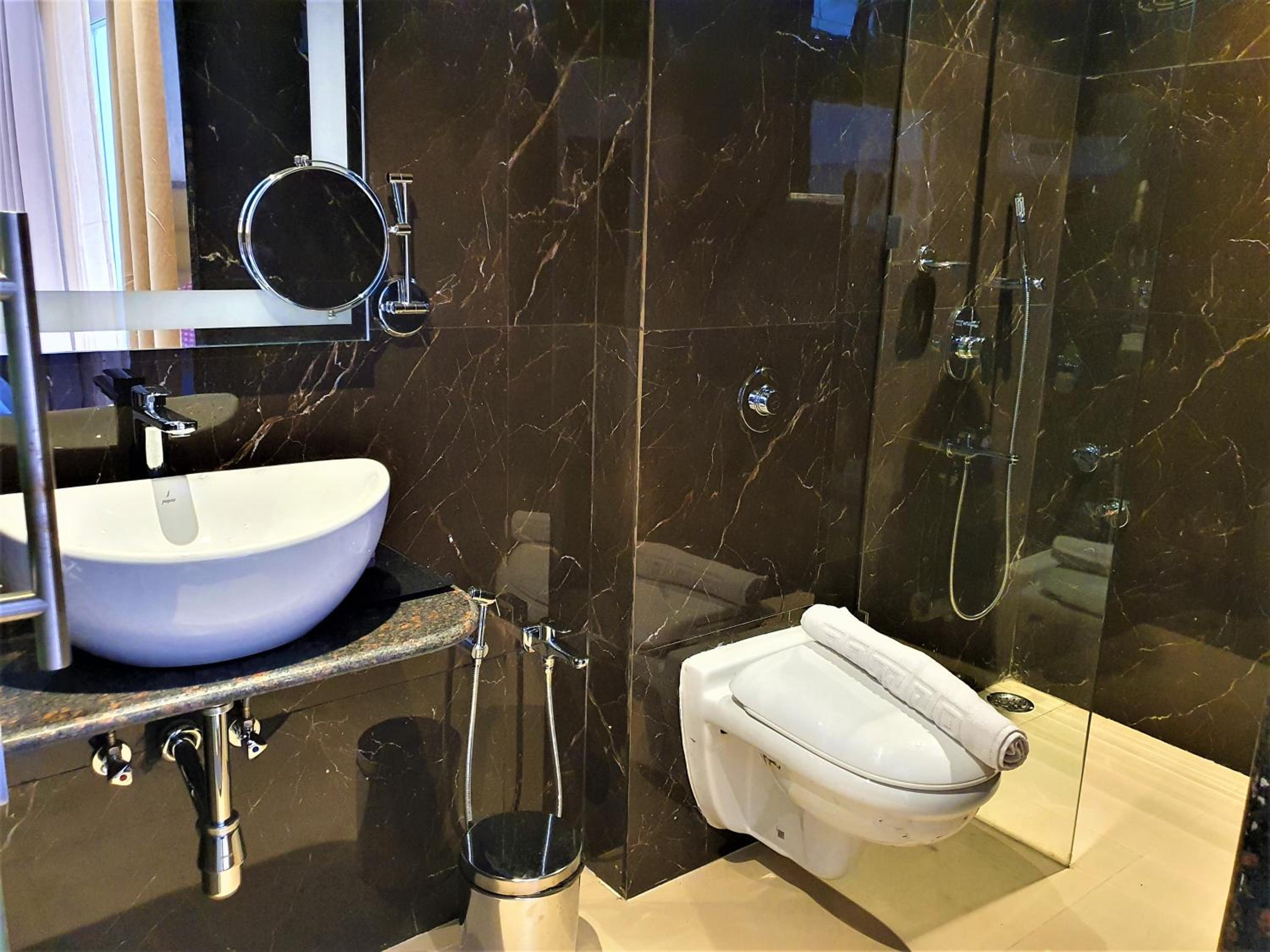 Deluxe King Room - Photo 6