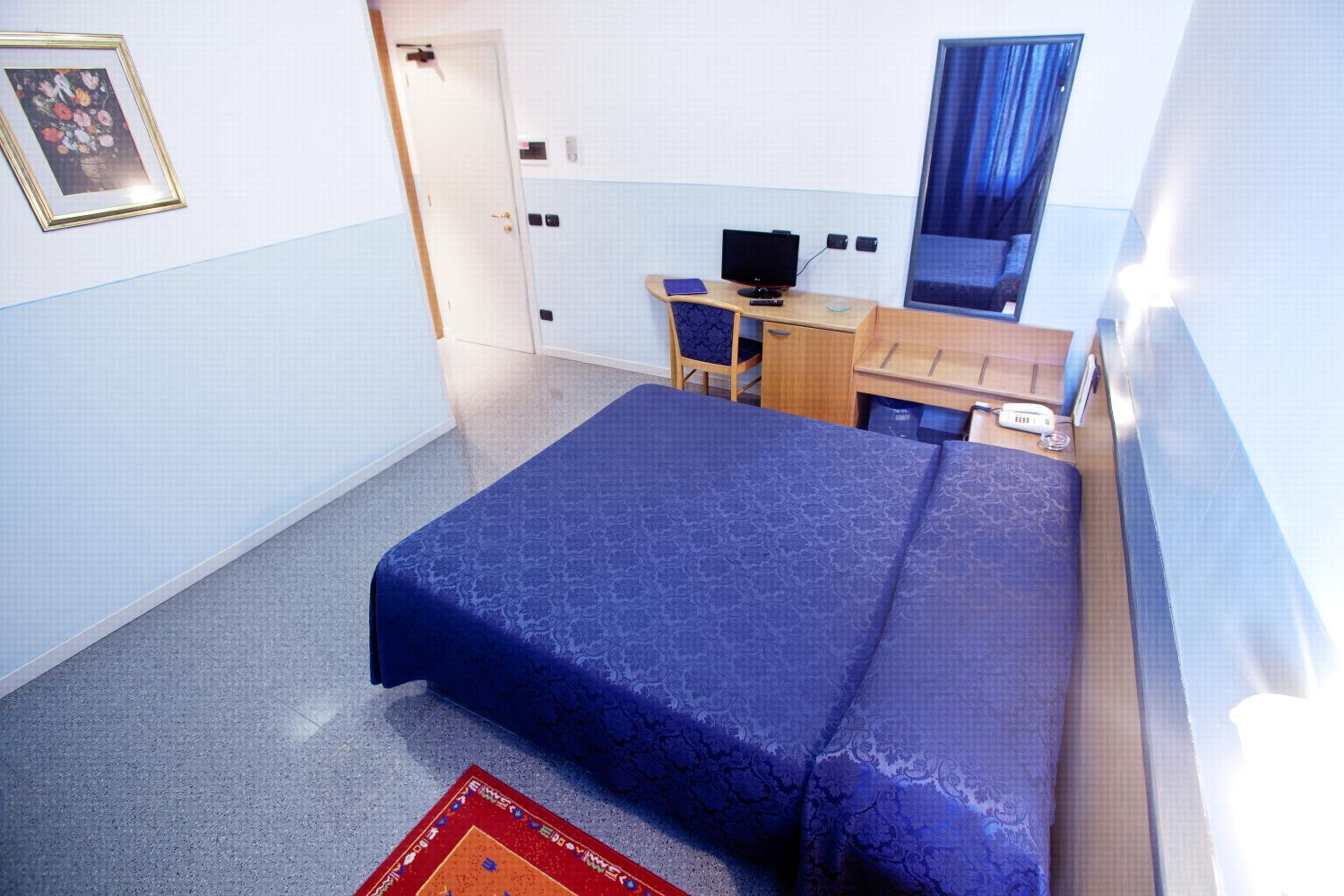 Single Room with Bathroom photo 1