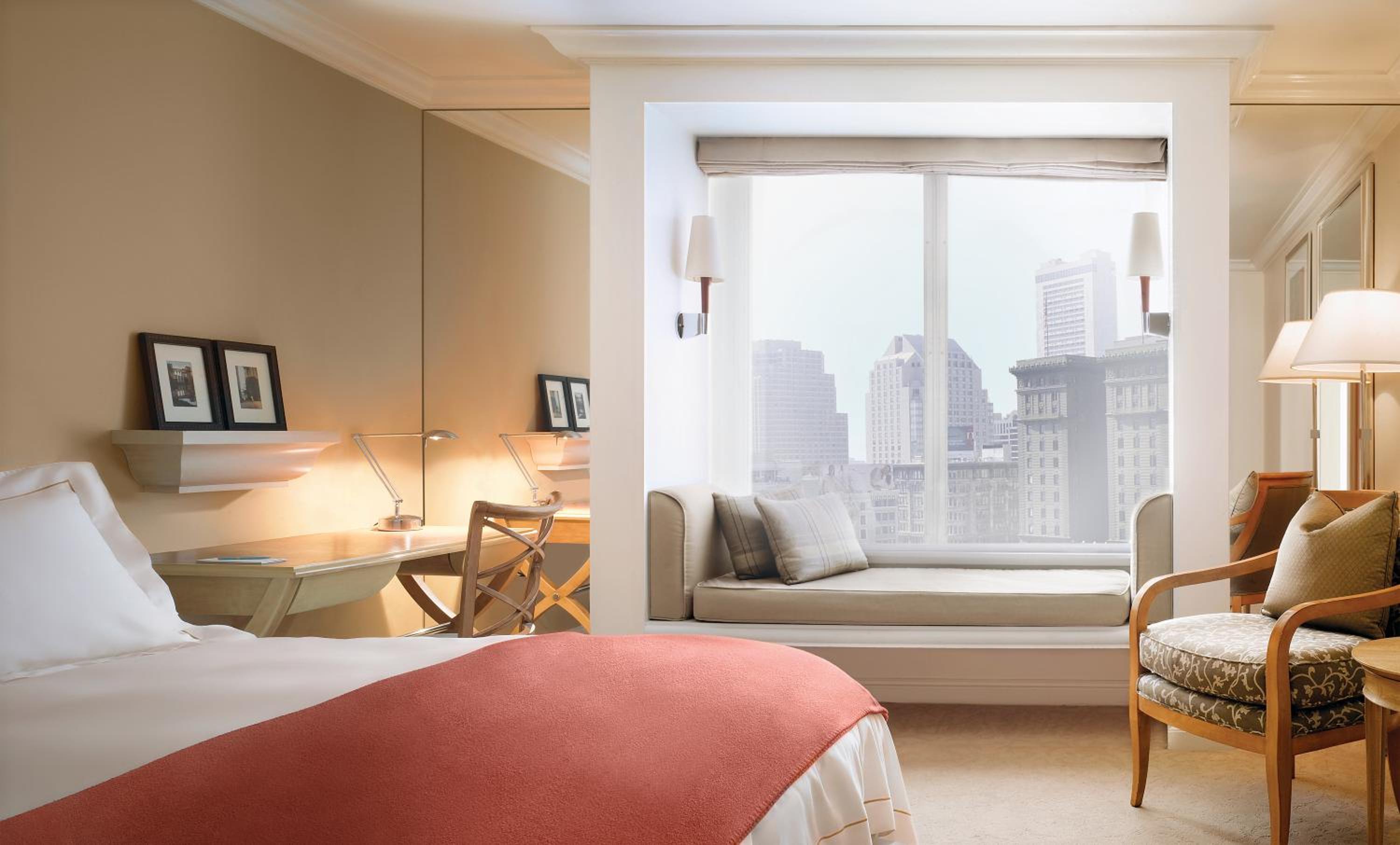 Deluxe King Room - Photo 6