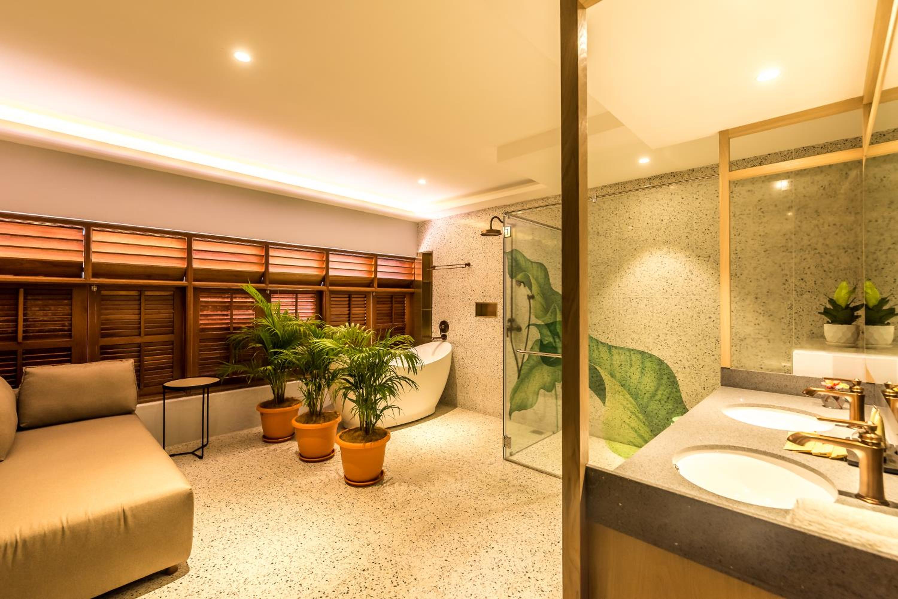 King Suite with Bathtub - Photo 5