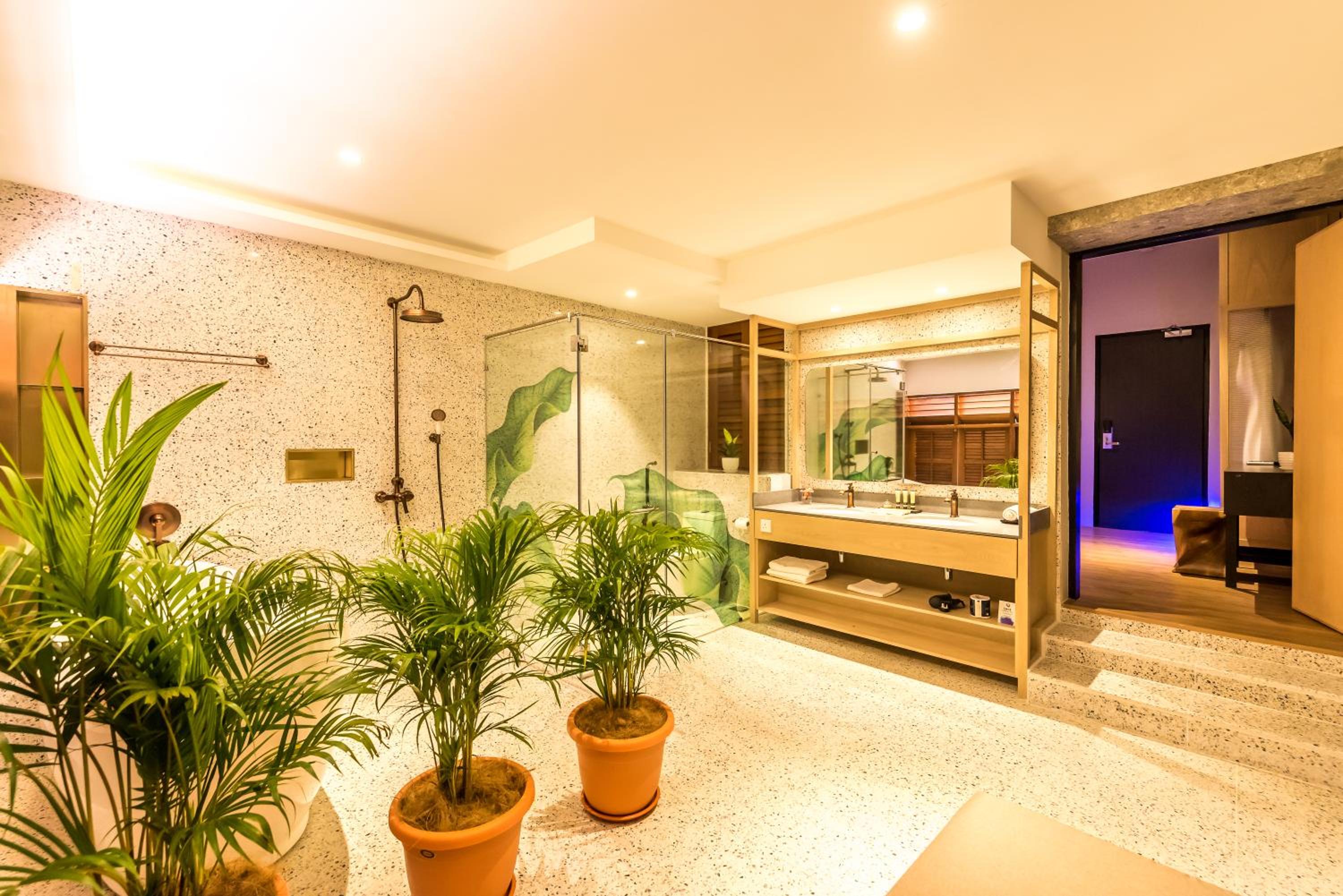 King Suite with Bathtub - Photo 6