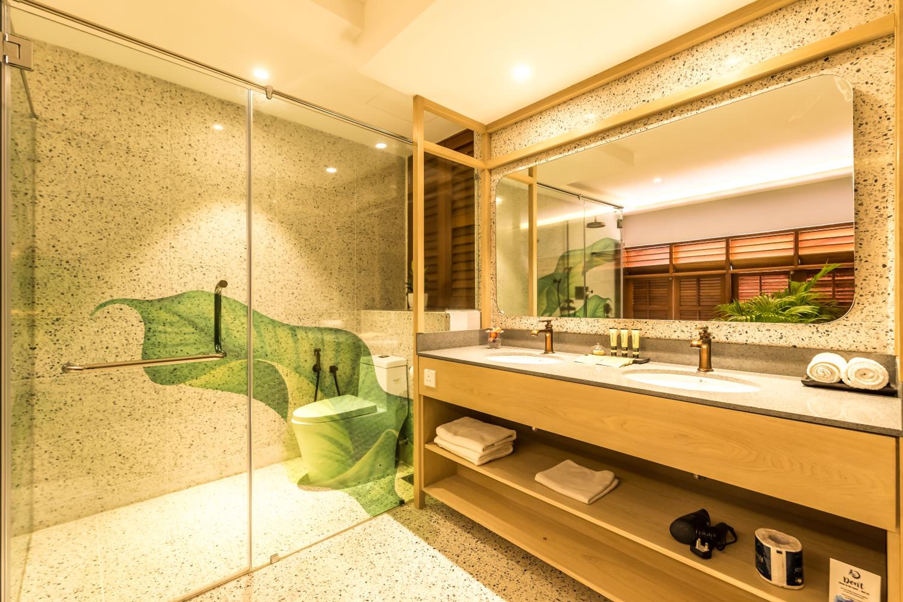 King Suite with Bathtub - Photo 7
