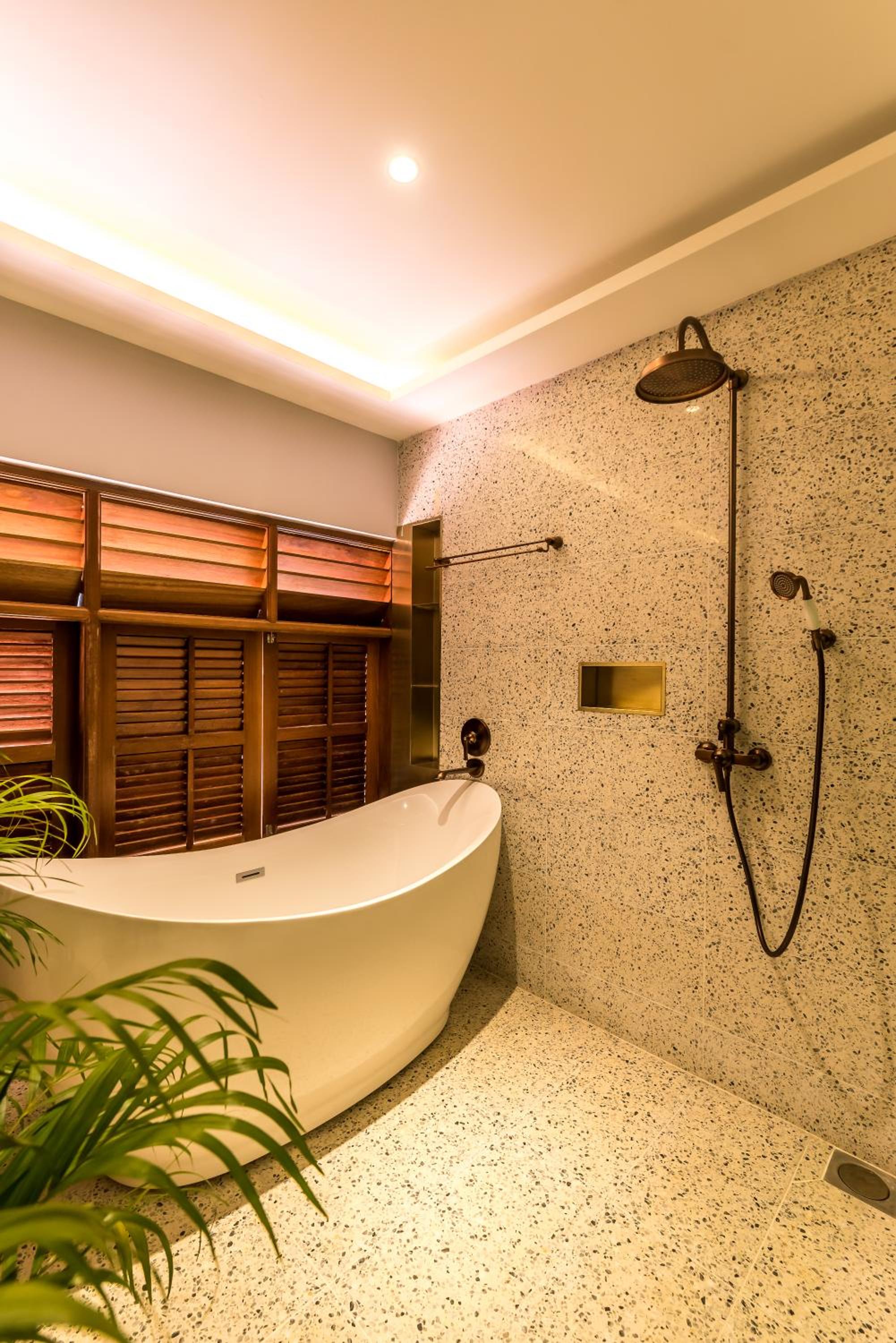 King Suite with Bathtub - Photo 8