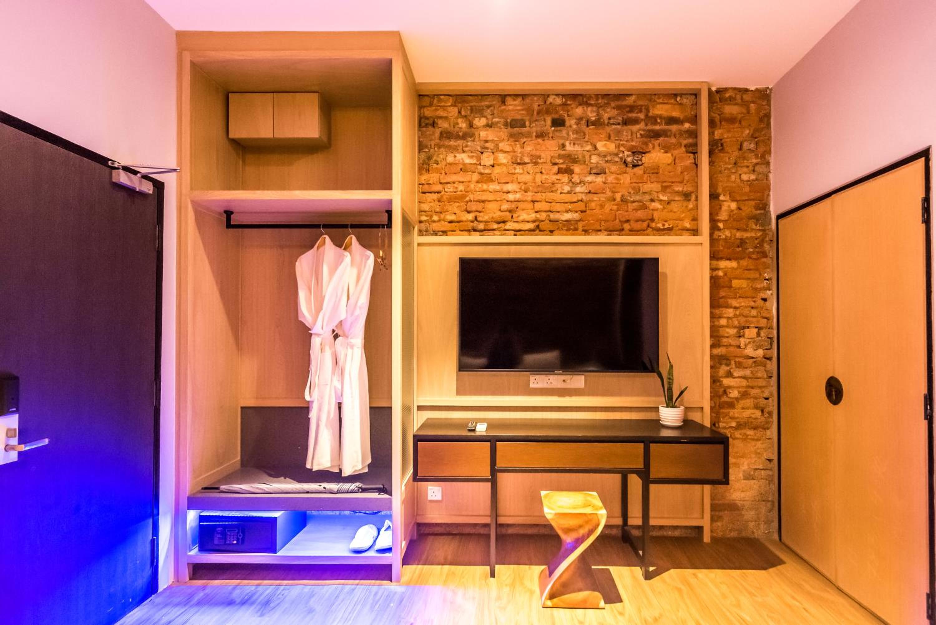 King Suite with Bathtub - Photo 4