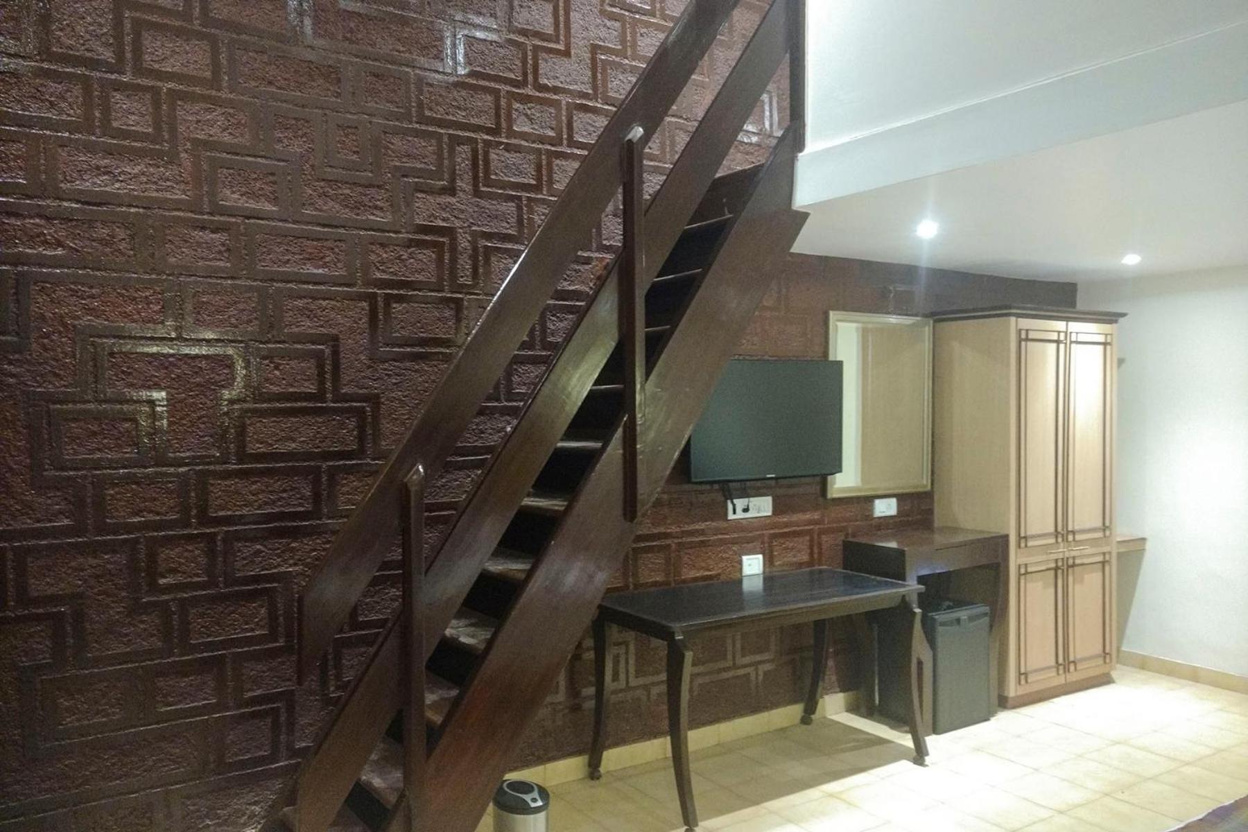 Executive Suite - Photo 7