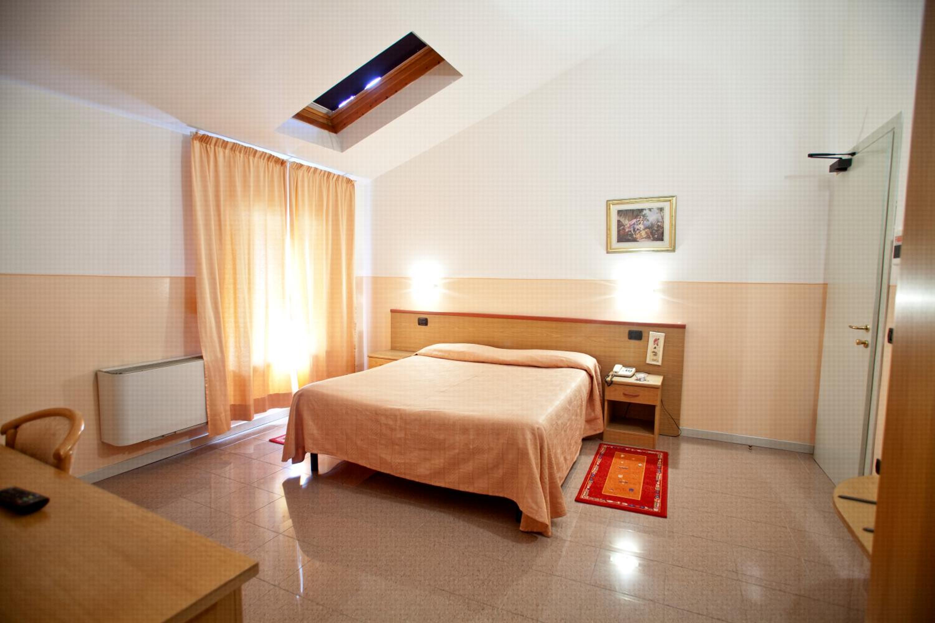 Single Room with Bathroom photo 2