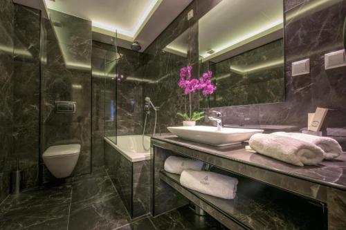 Deluxe King Suite photo 3