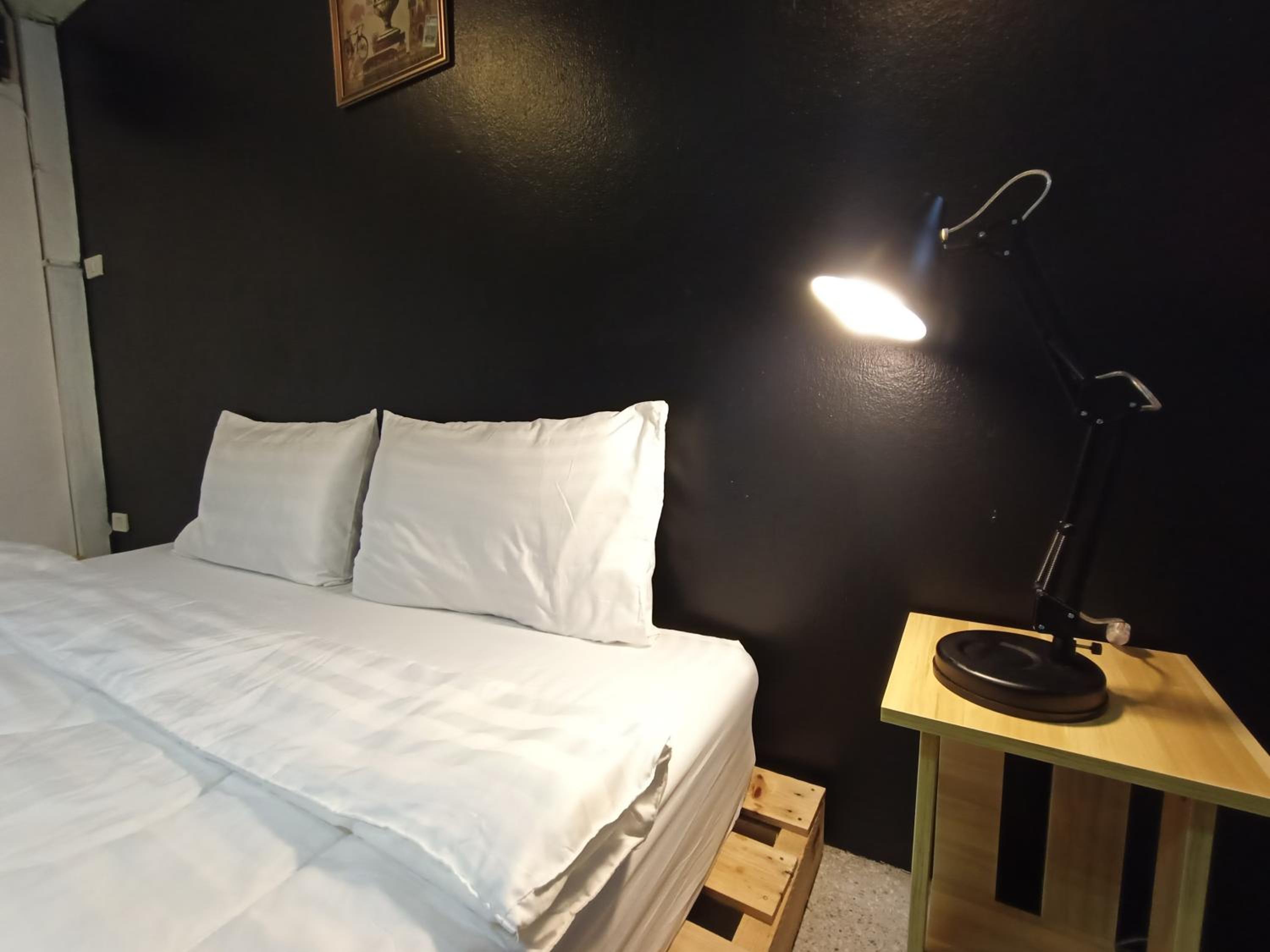 Budget Double Room - Photo 7