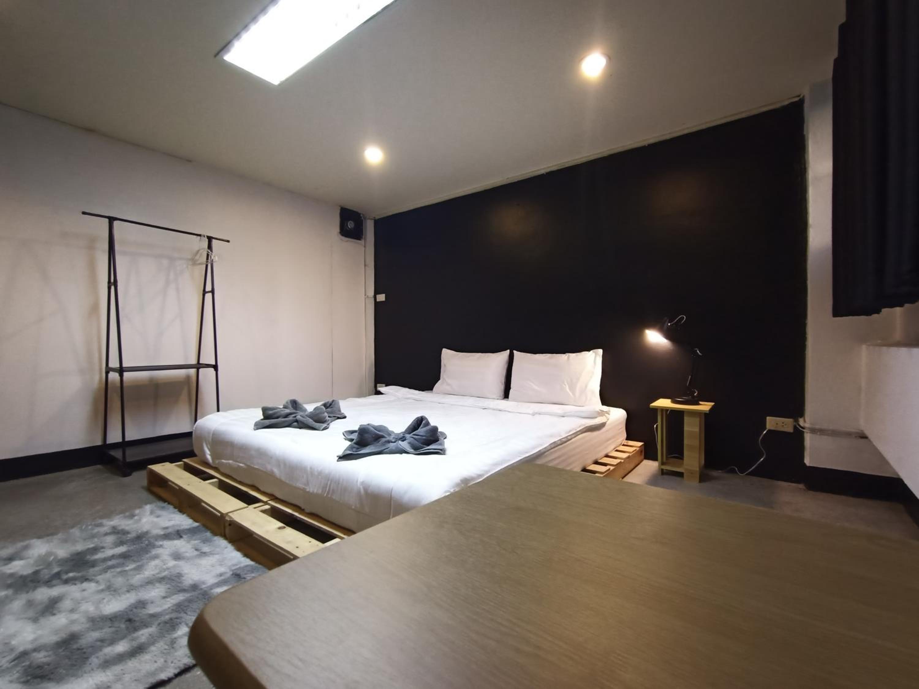 Budget Double Room - Photo 9