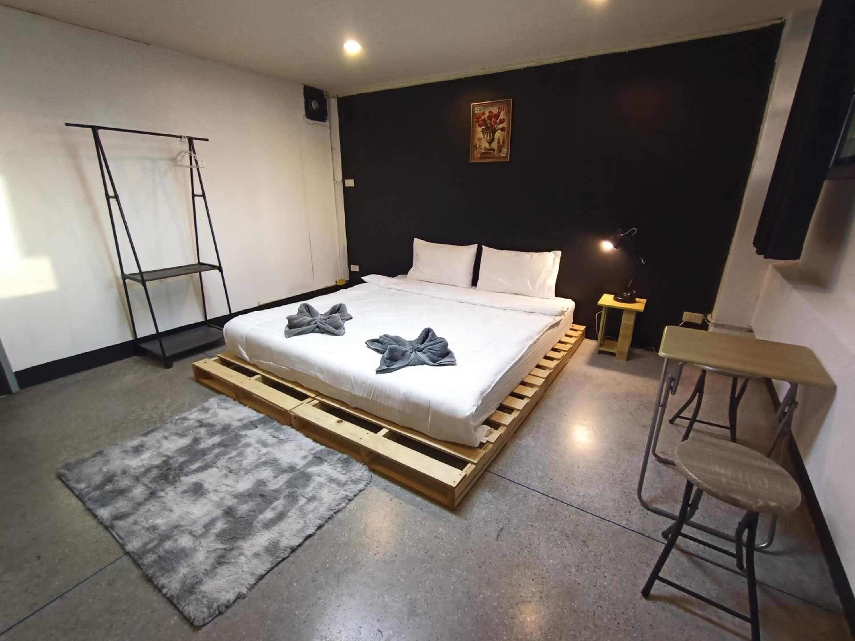 Budget Double Room - Photo 11