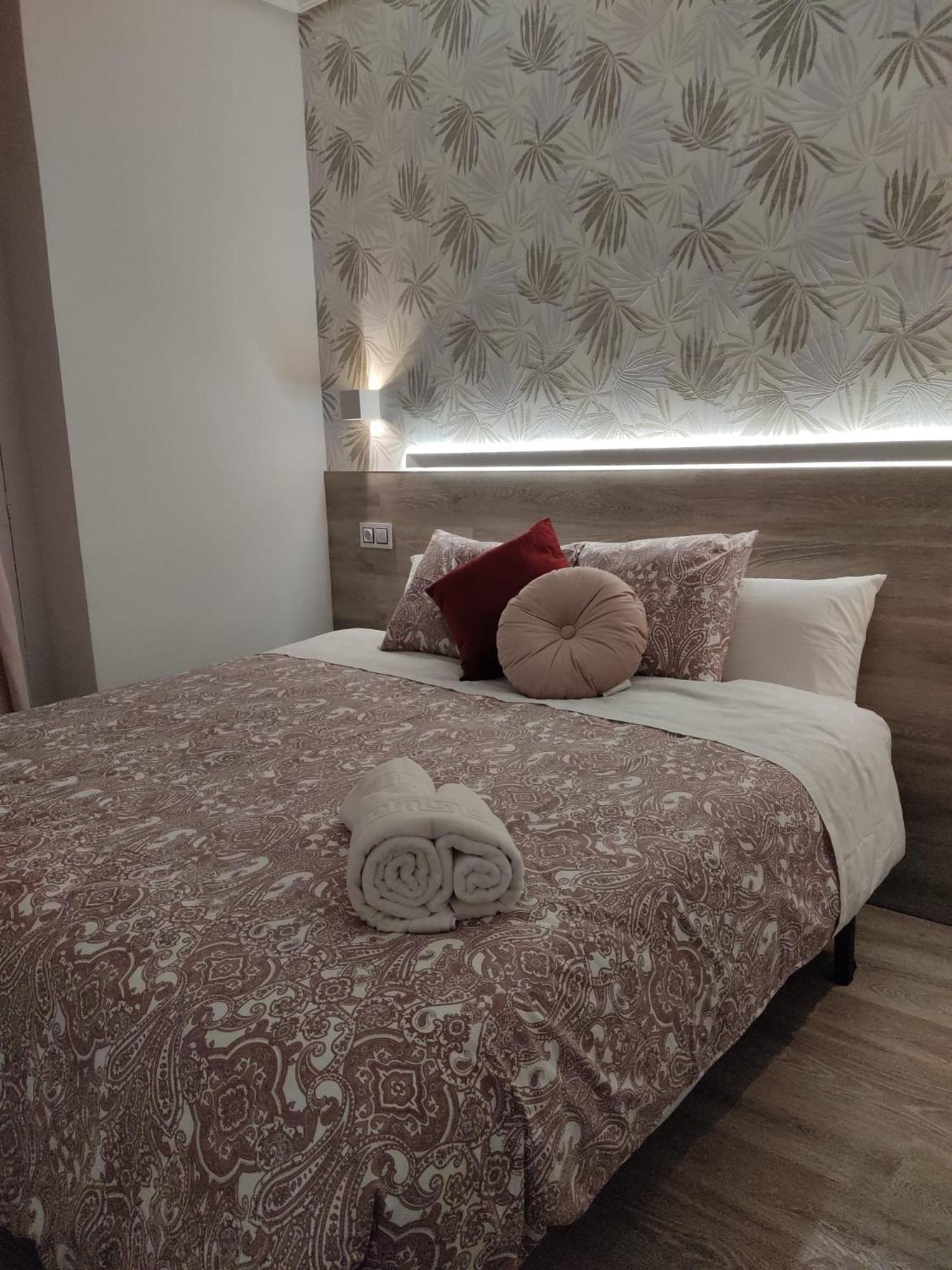 Double Room with Balcony - Photo 2