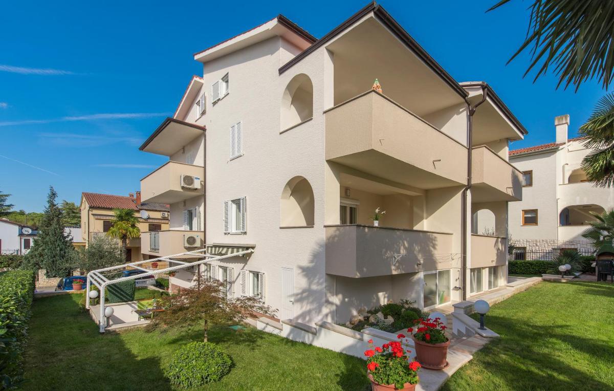 Apartment with Garden View