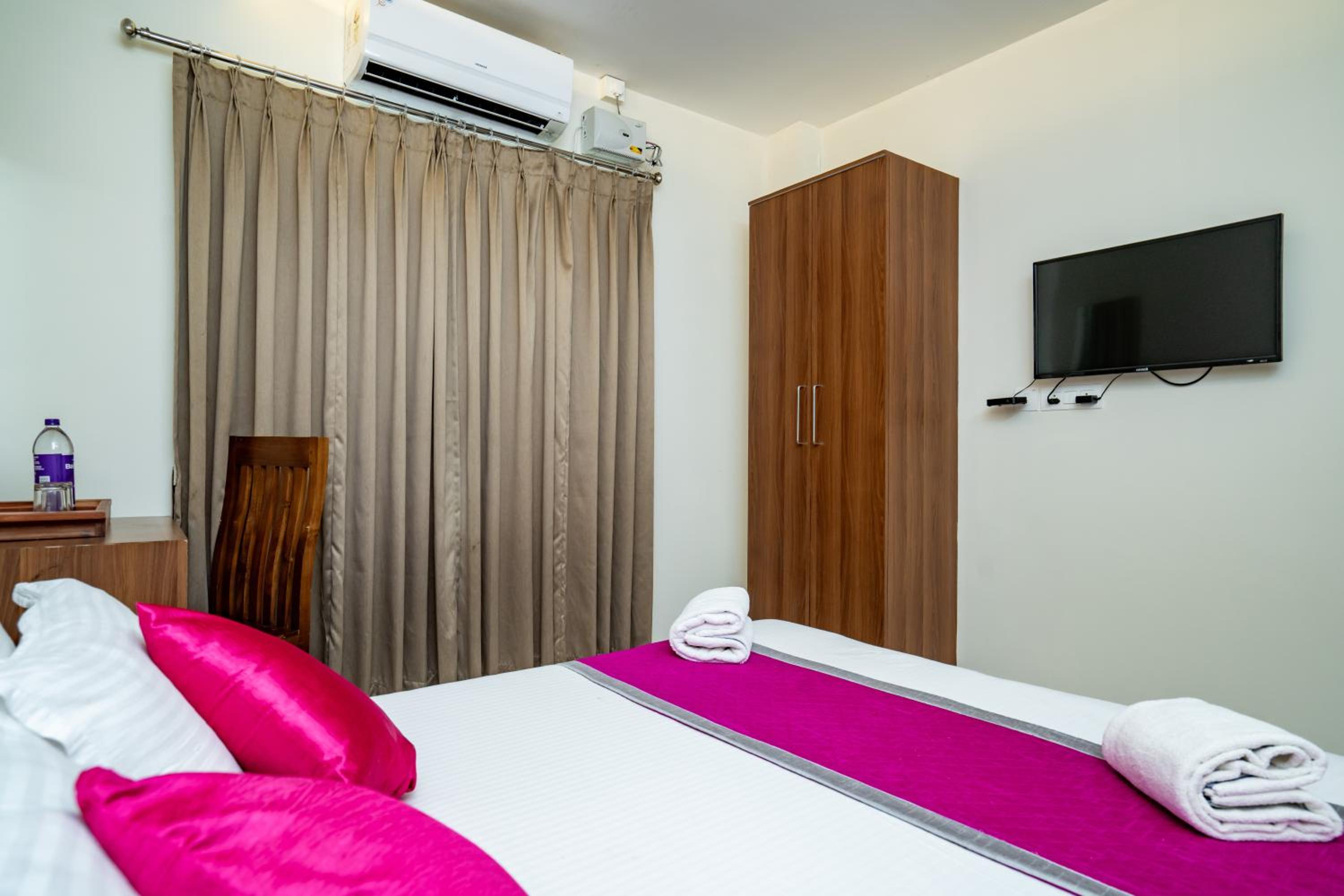 Deluxe Room - Photo 12