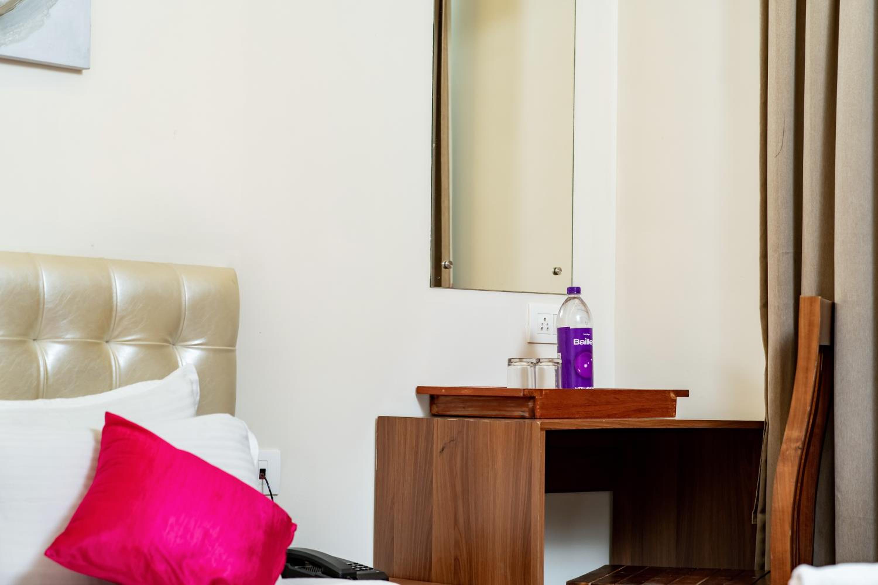 Deluxe Room - Photo 13