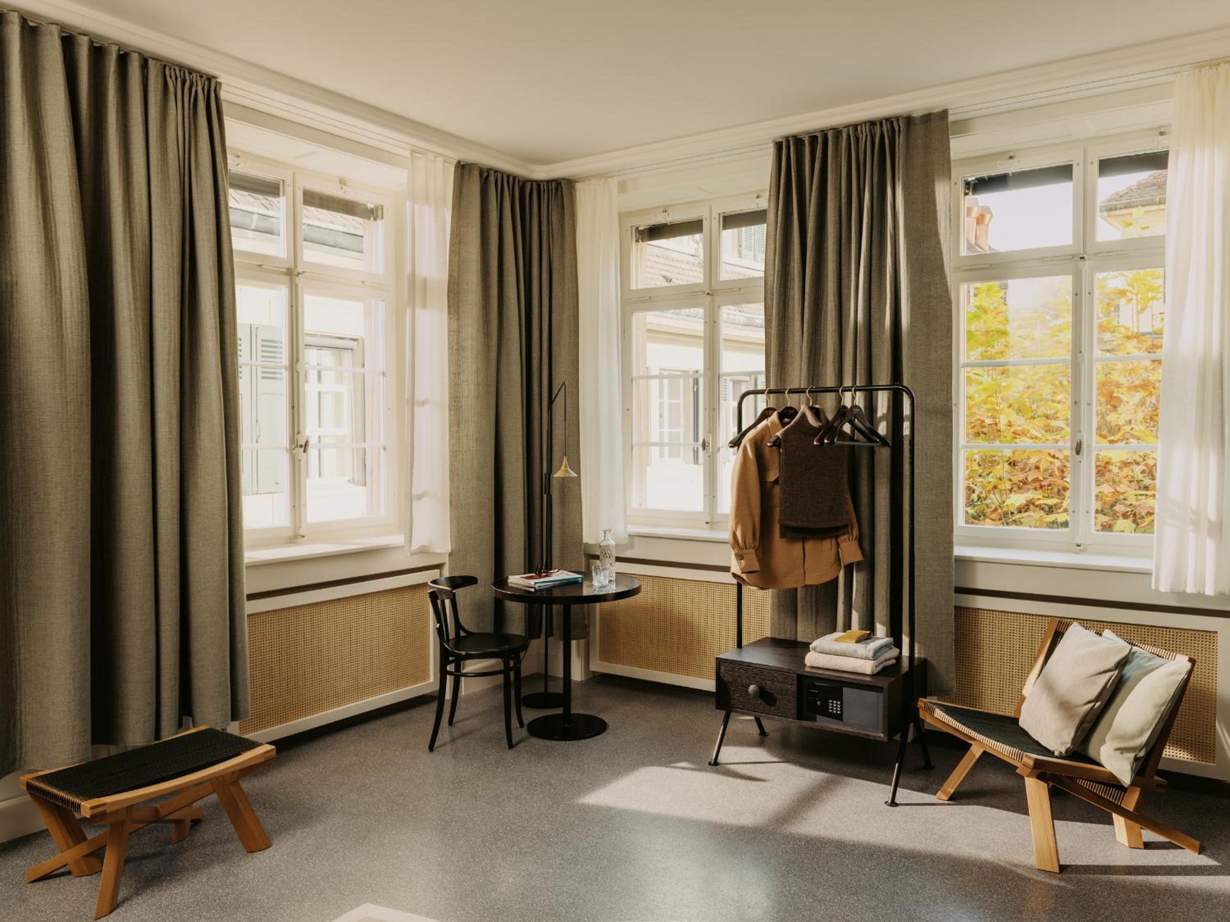 Corner  Room - Photo 6