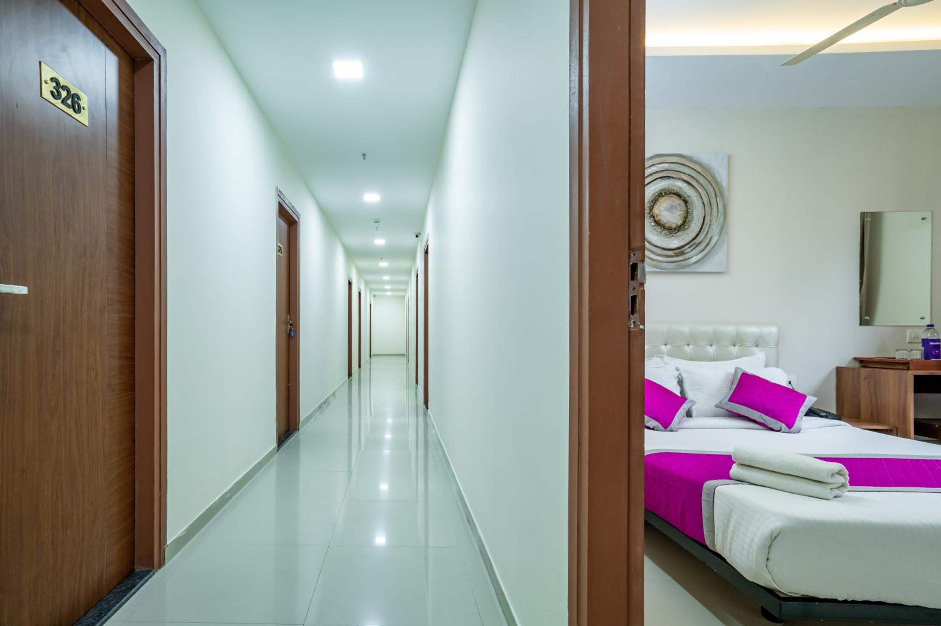 Deluxe Room - Photo 16