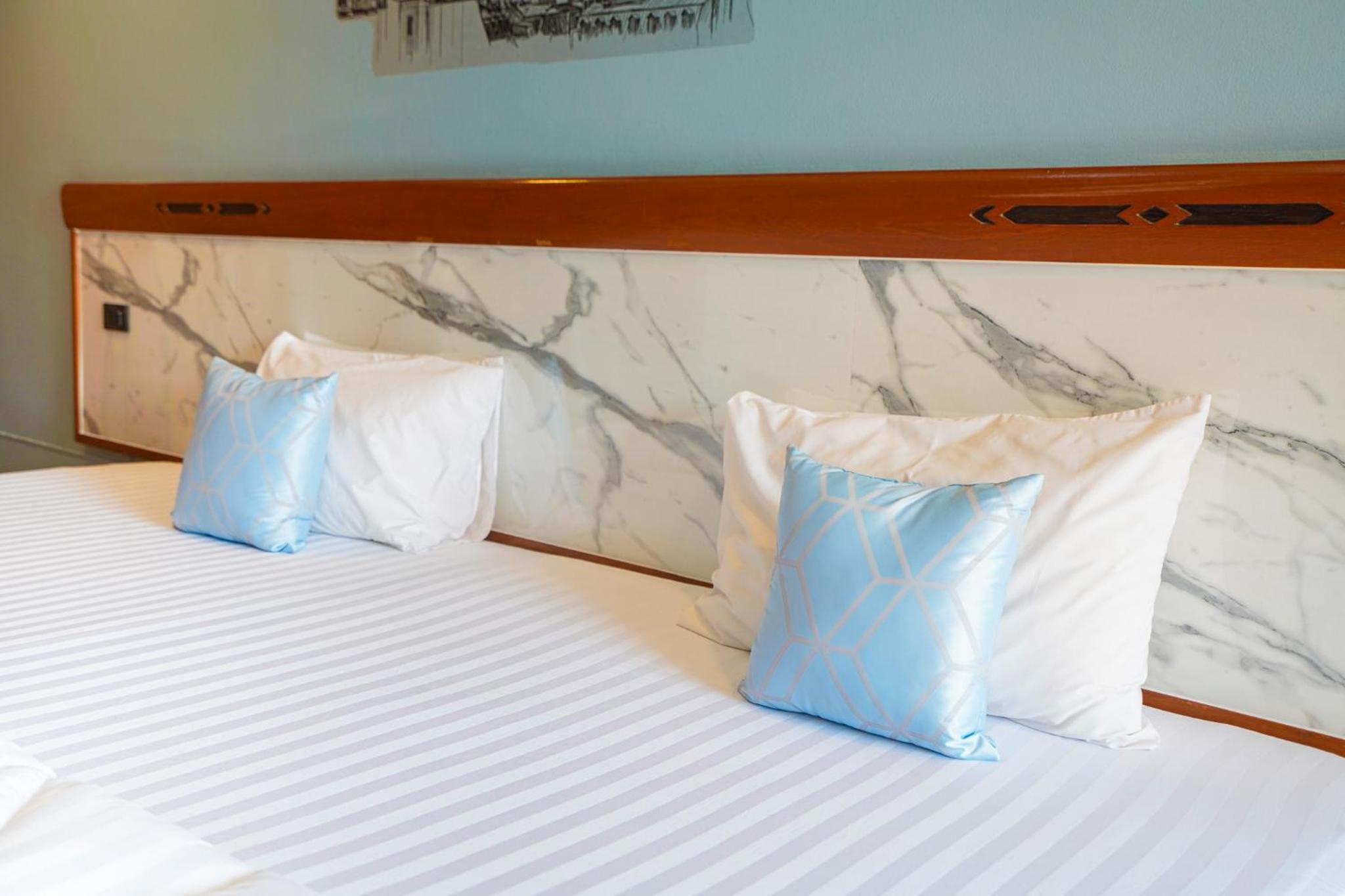Deluxe Double Room - Photo 11