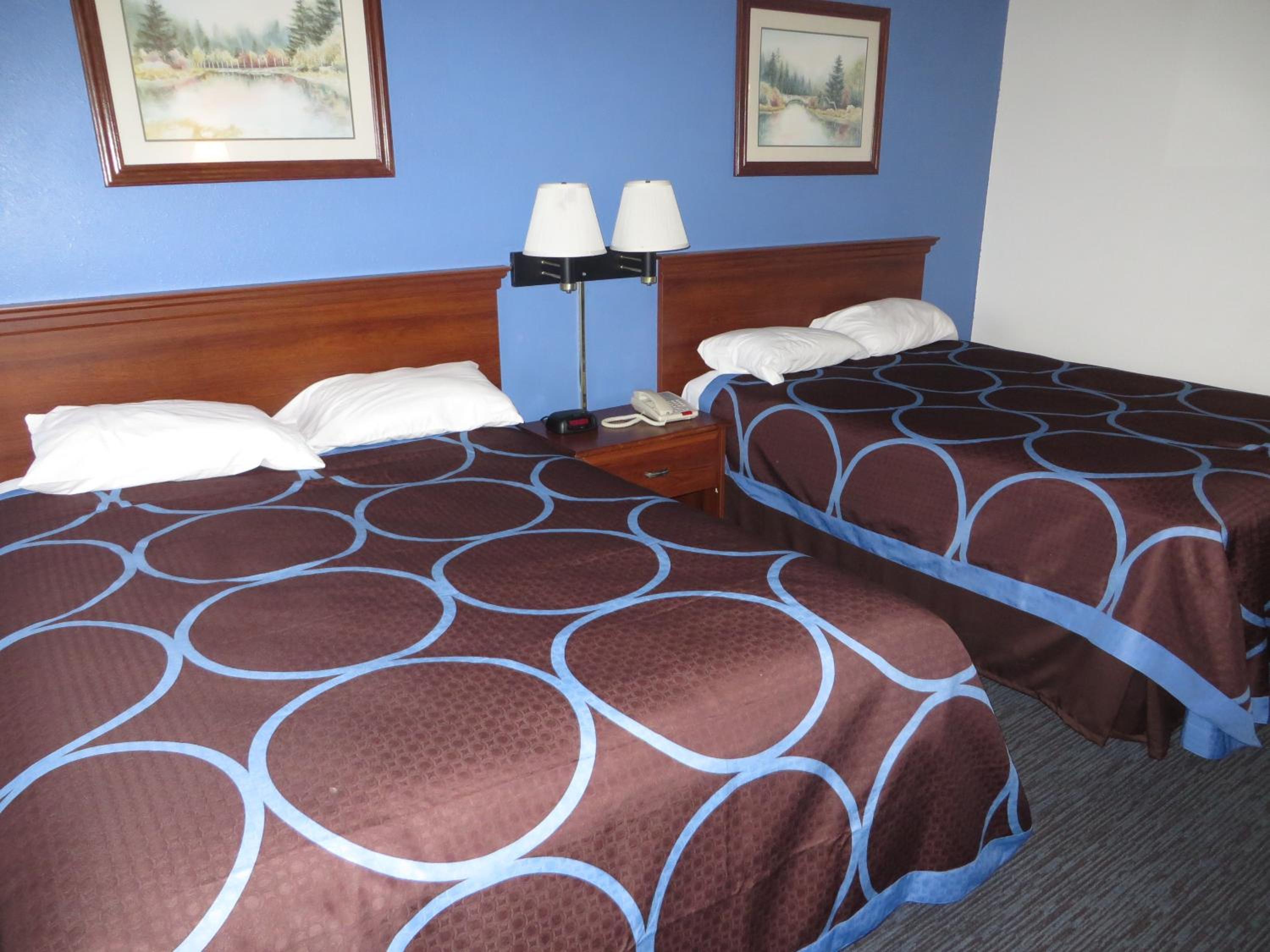Deluxe Queen Room with Two Queen Beds - Non-Smoking photo 3