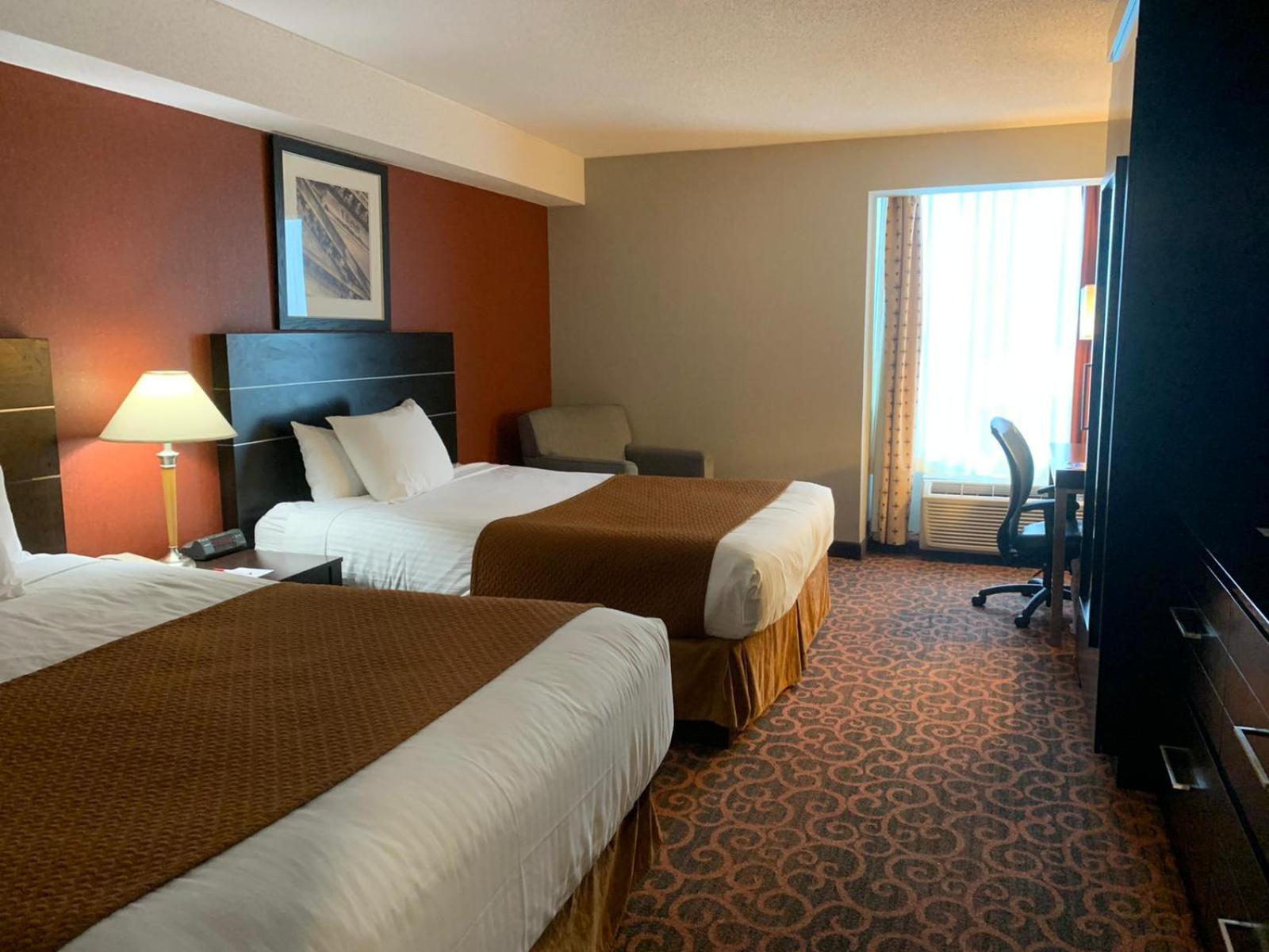 Queen Room with Two Queen Beds - Non-Smoking - Photo 7