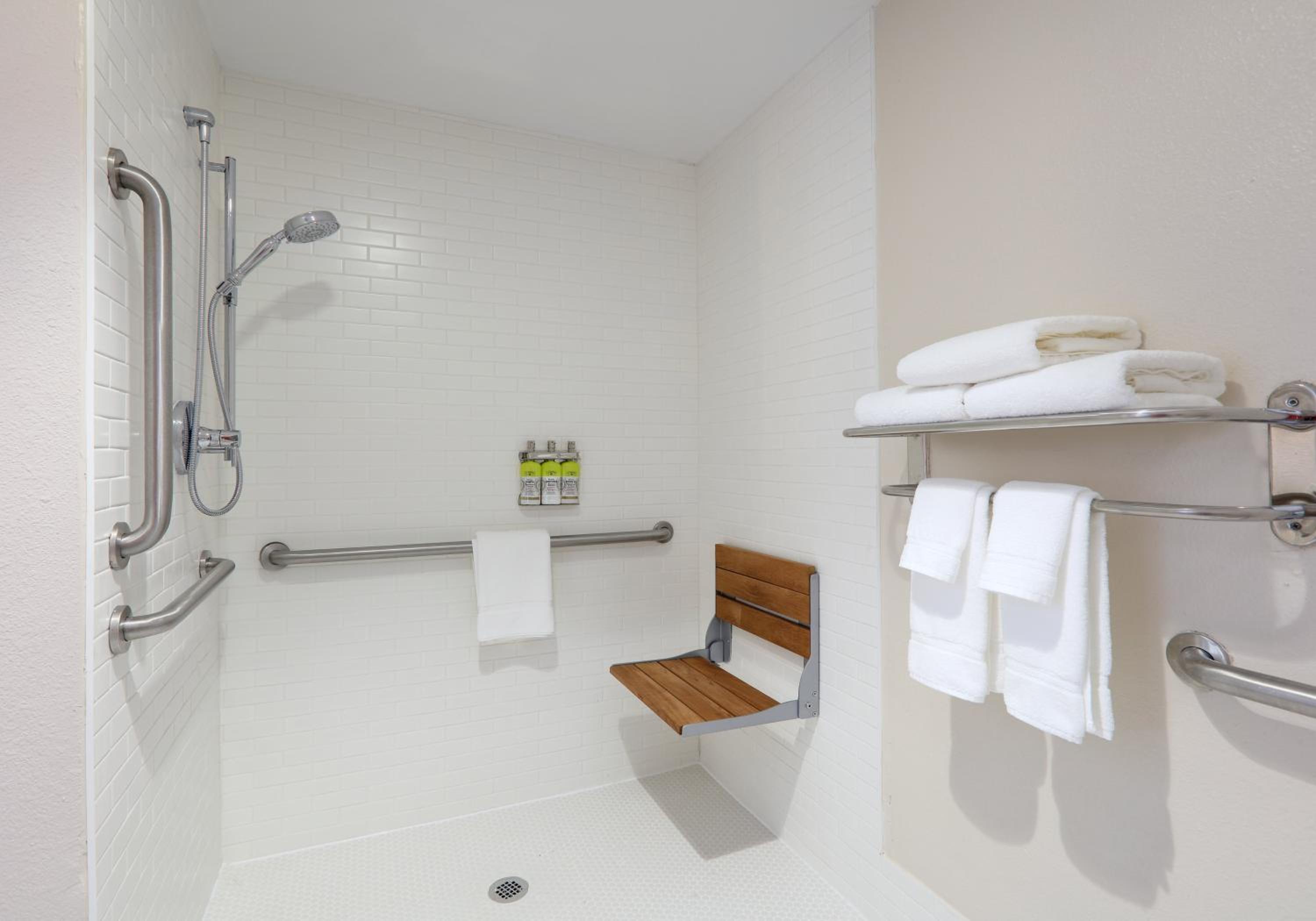 King Room with Roll-In Shower - Disability Access photo 2