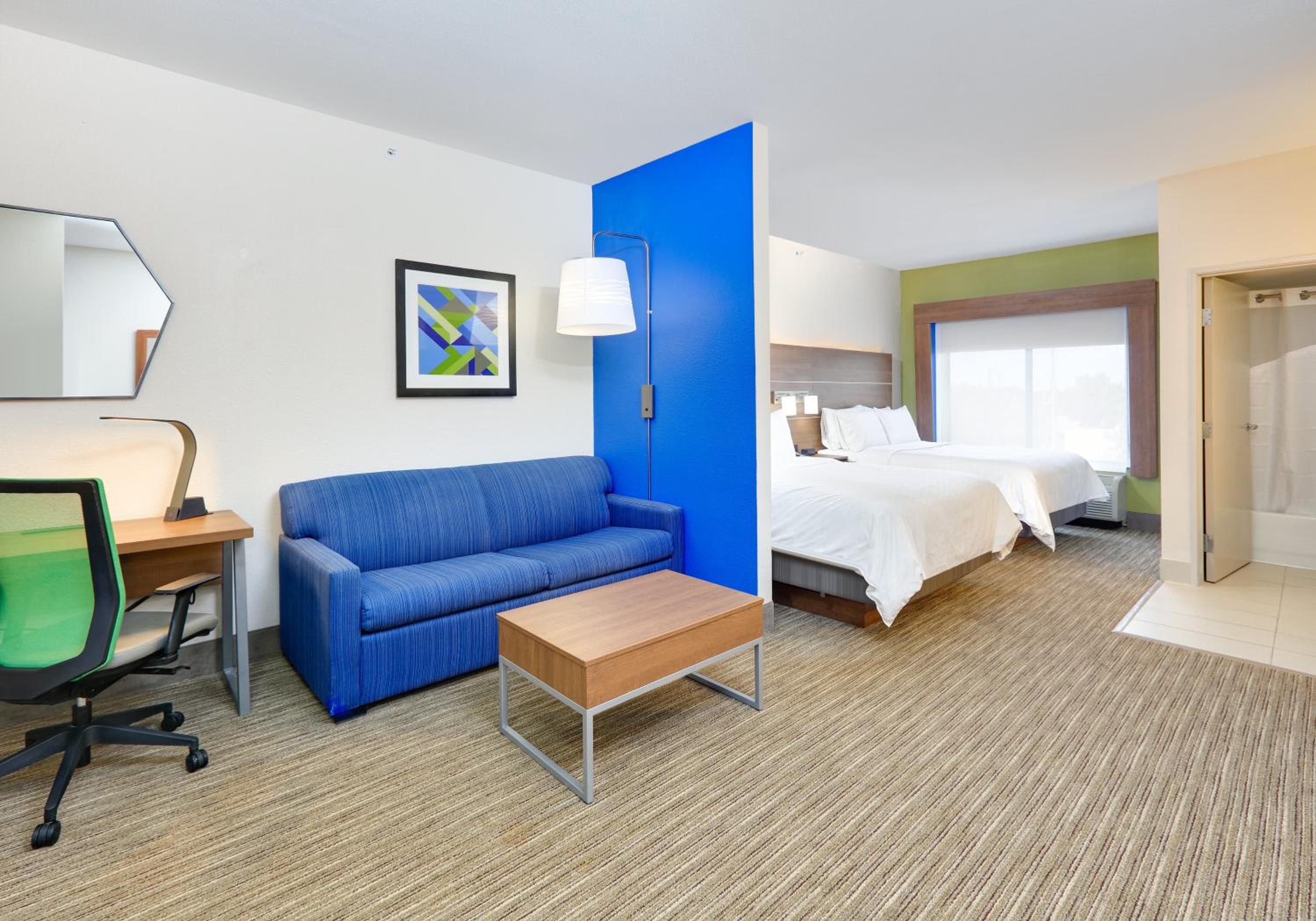 Queen Suite with Two Queen Beds - Photo 4