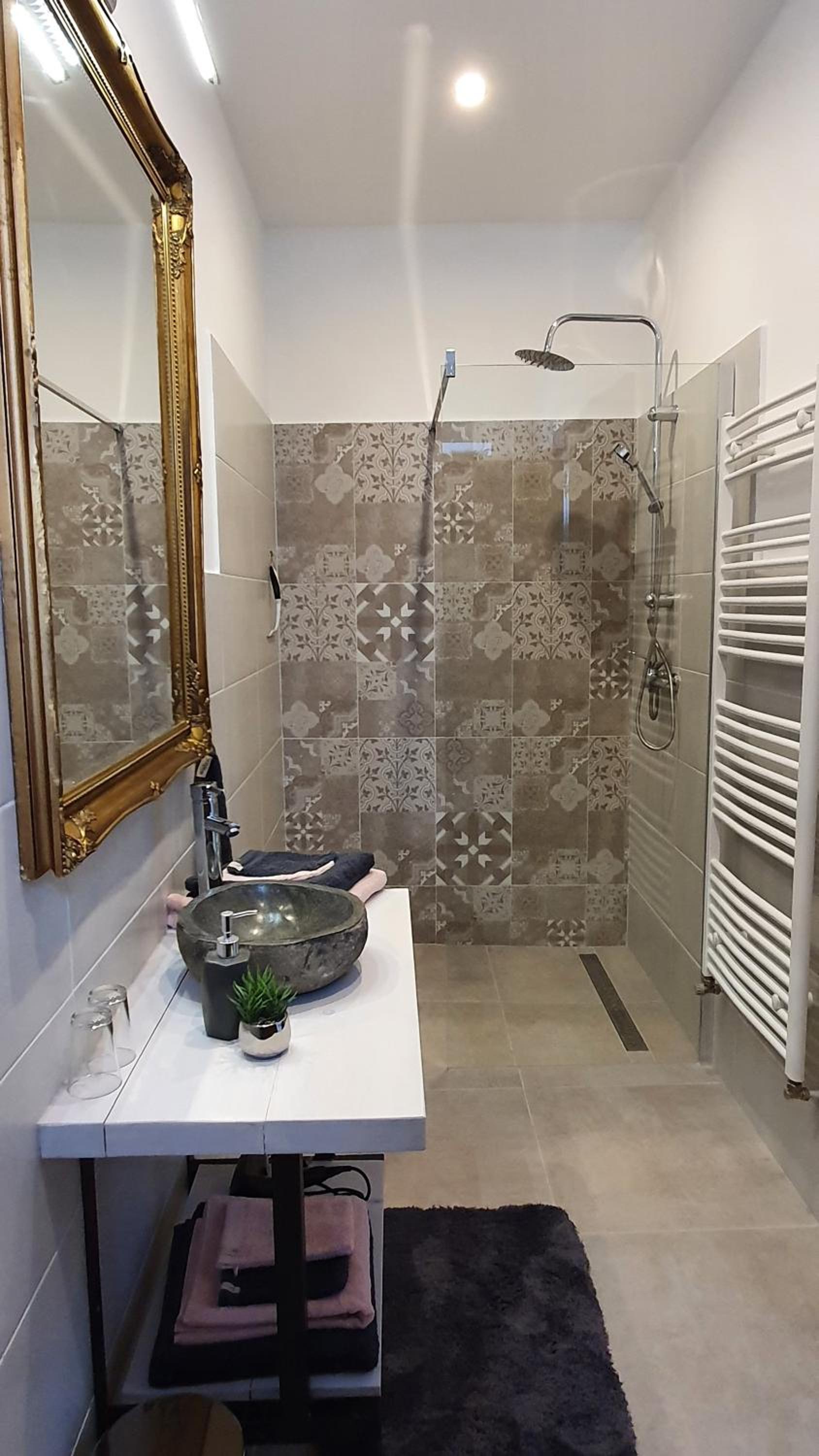Deluxe Double Room with Shower - Photo 4
