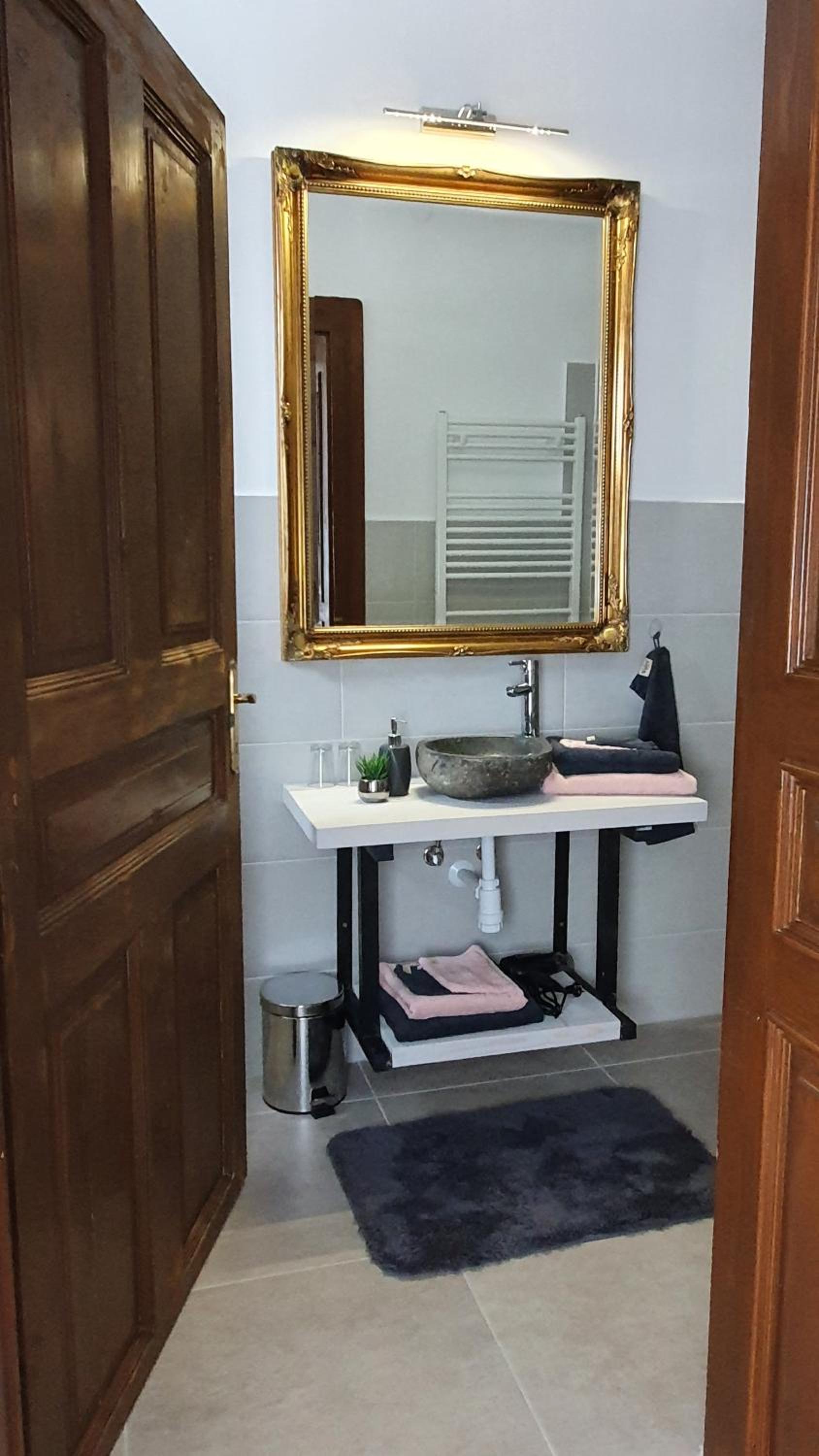 Deluxe Double Room with Shower - Photo 3
