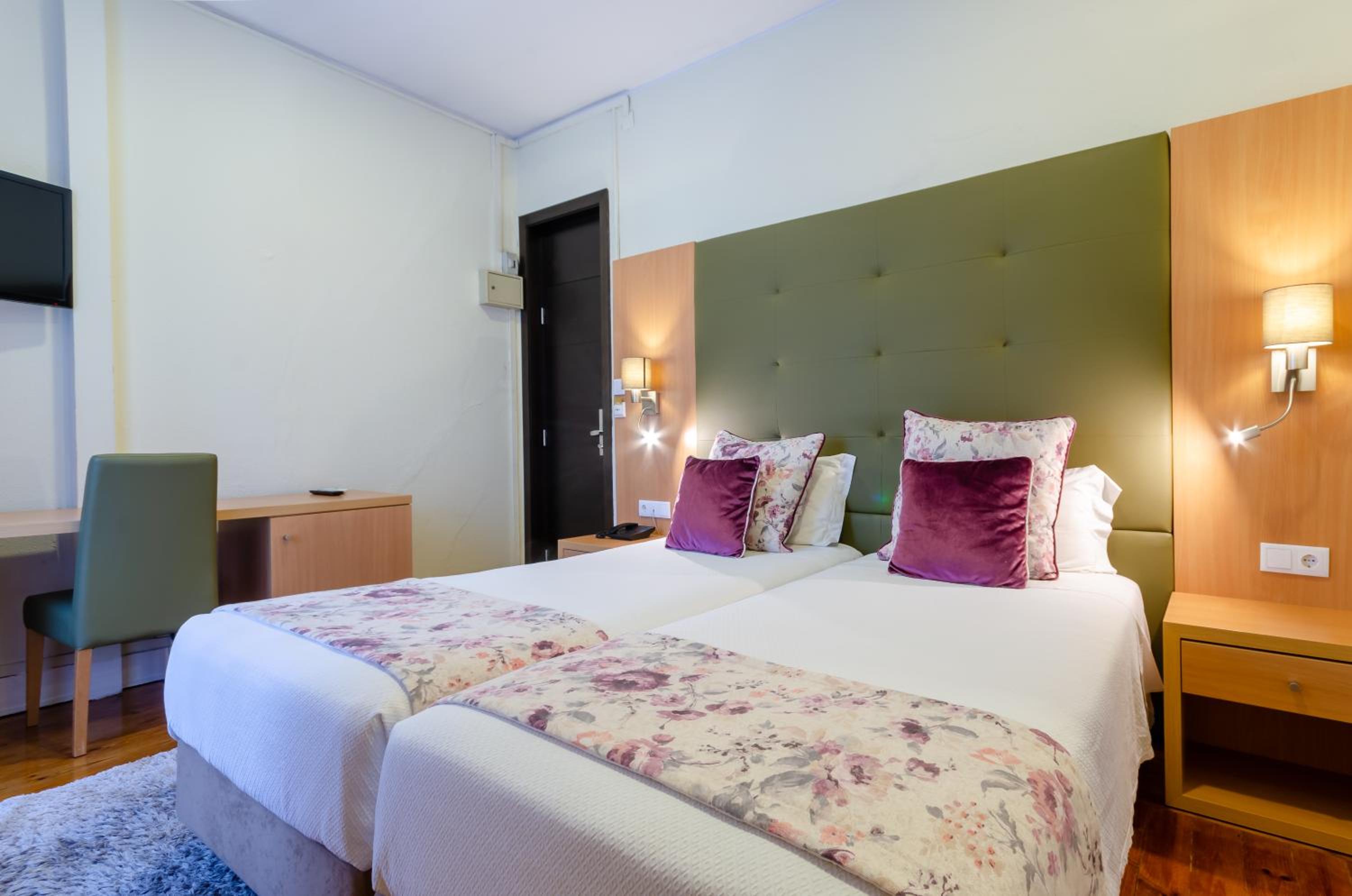 Standard Twin Room - Photo 3