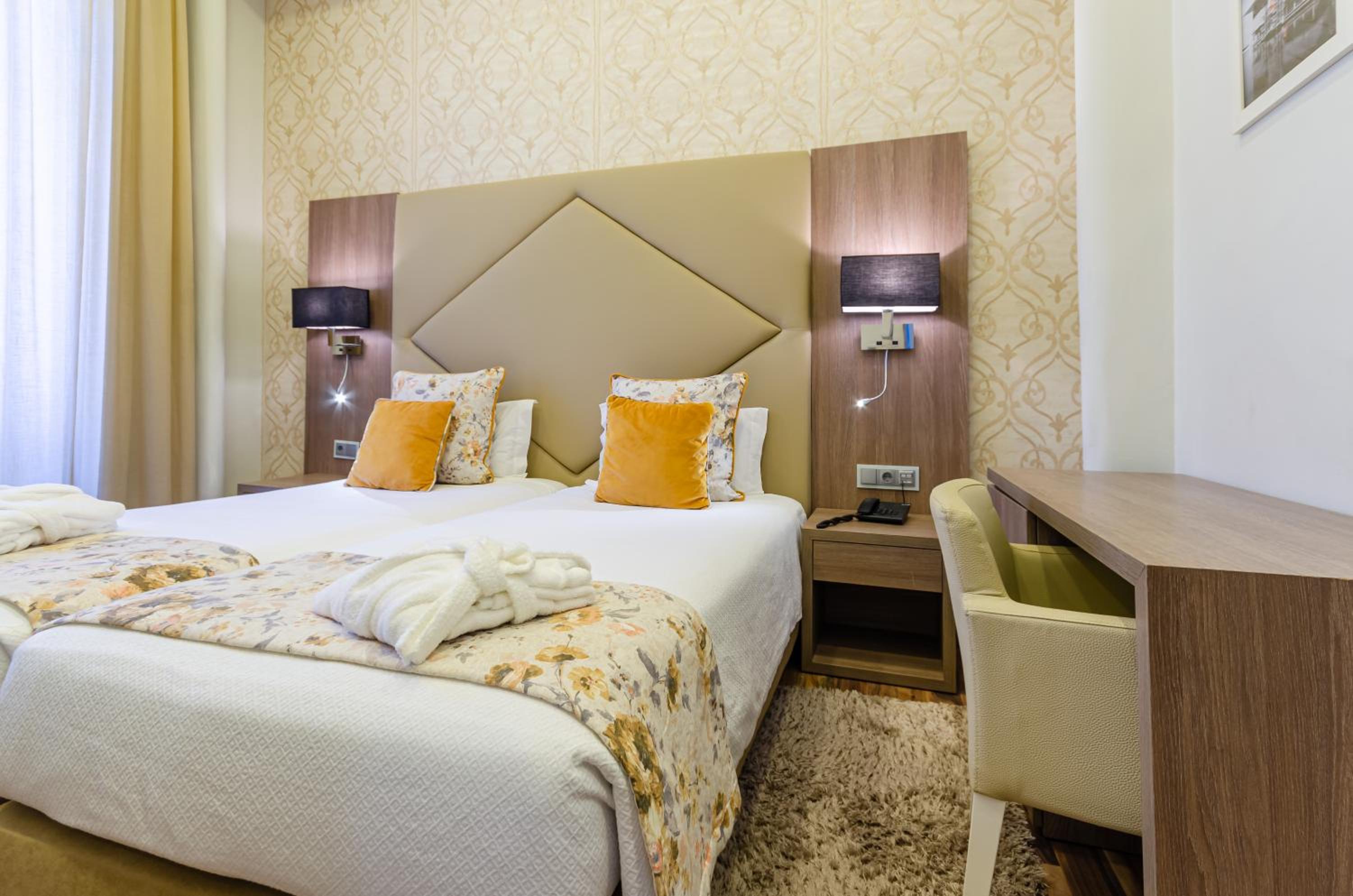 Superior Twin Room - Photo 11