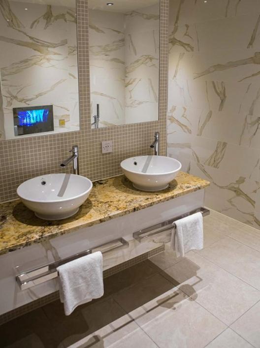 Queen Suite - Photo 12