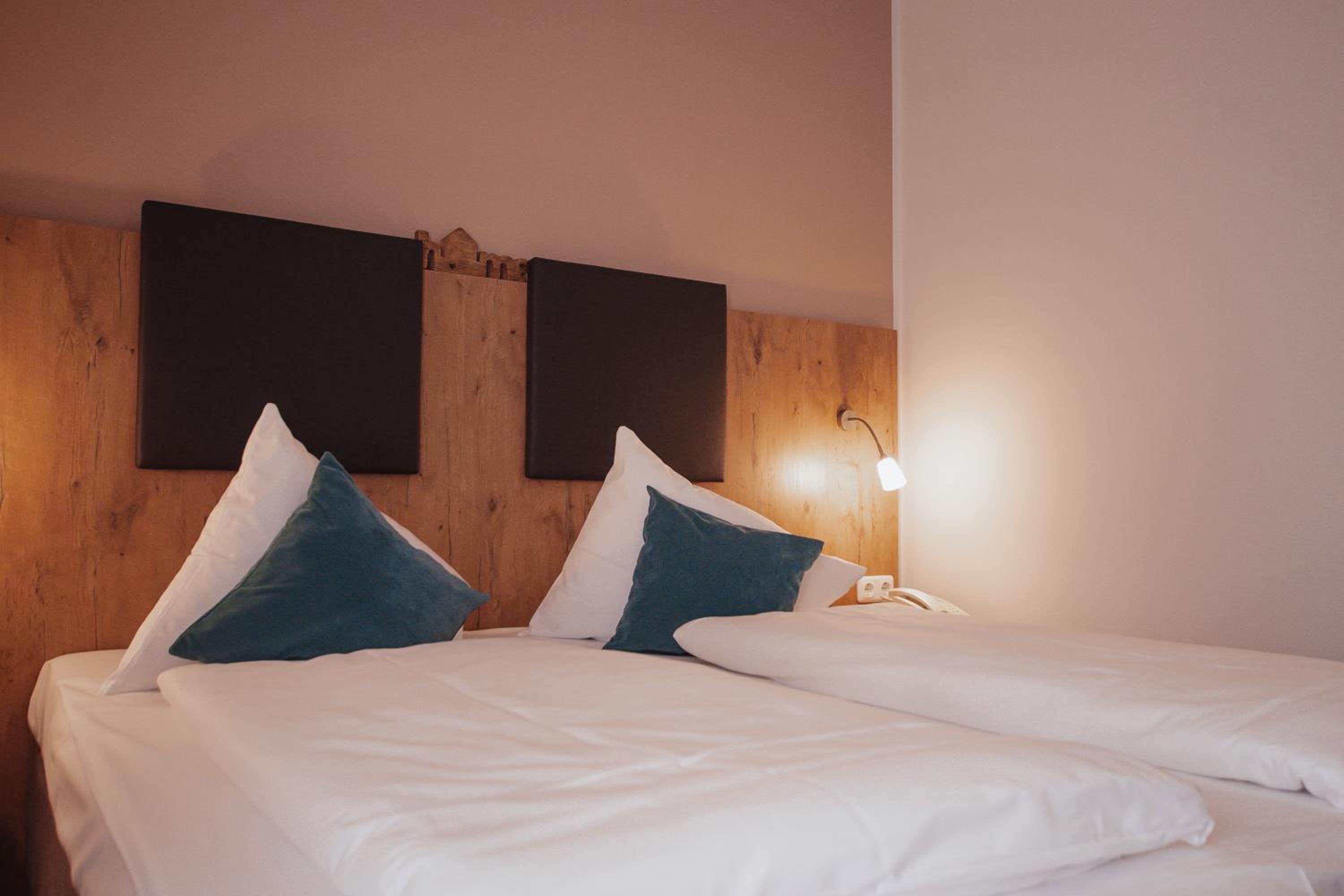 Double Room with Balcony - Photo 2