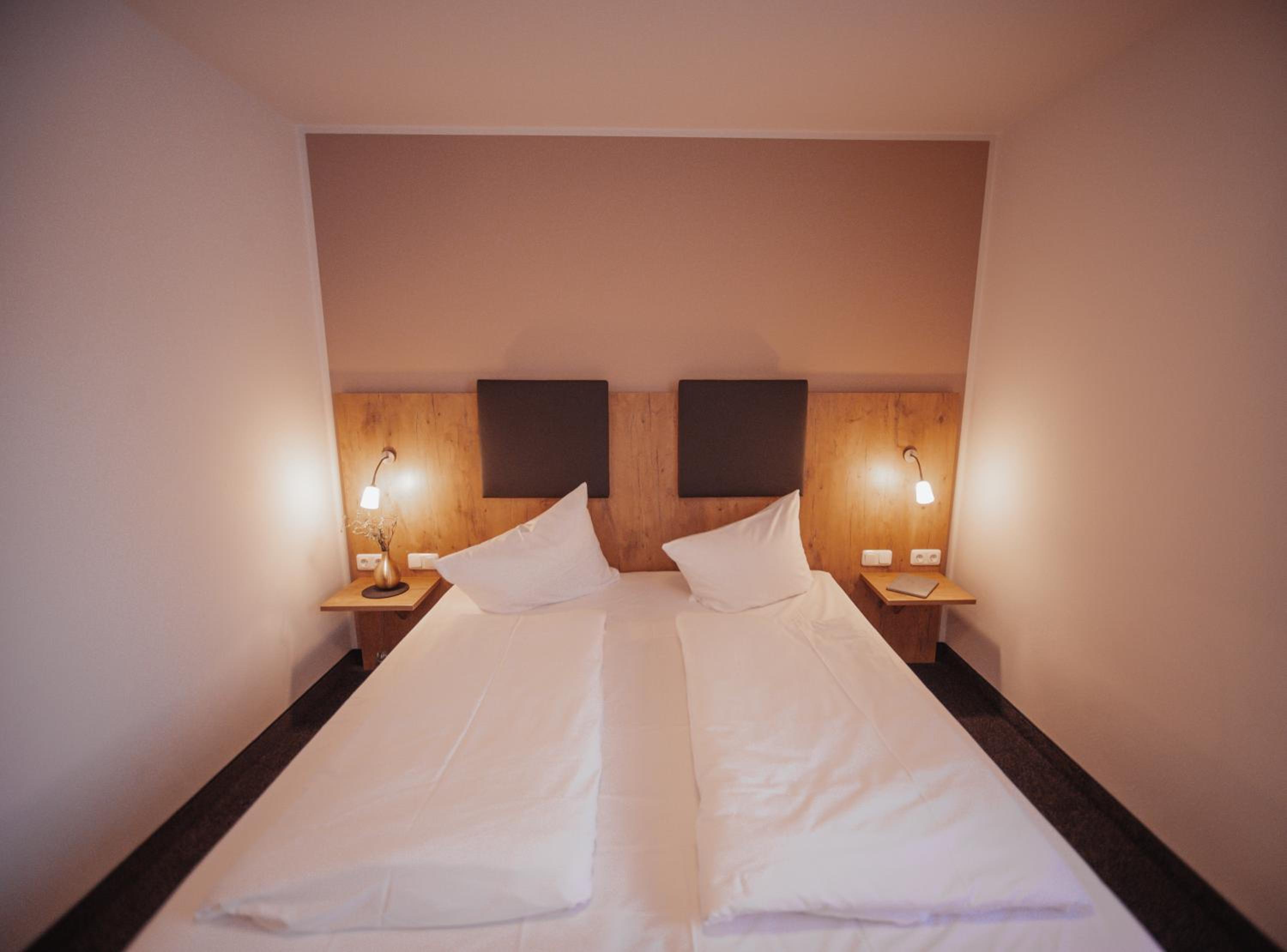 Double Room with Balcony - Photo 9