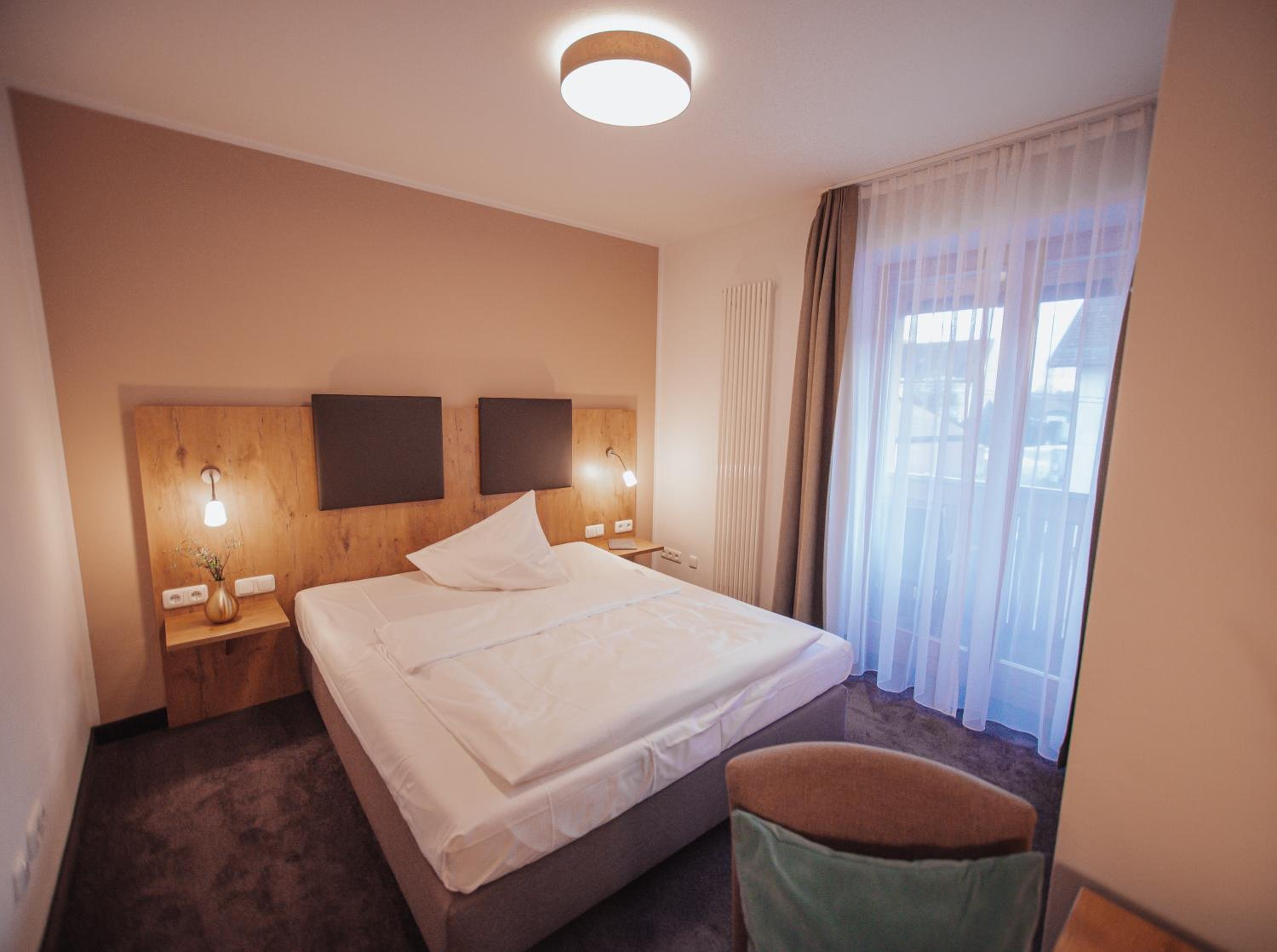Double Room with Balcony - Photo 5