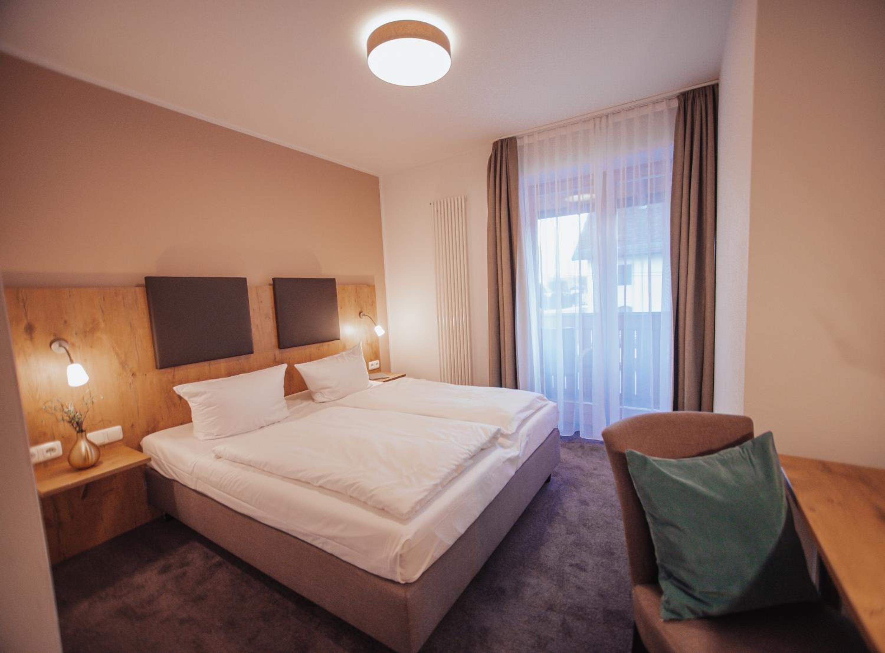 Double Room with Balcony - Photo 8