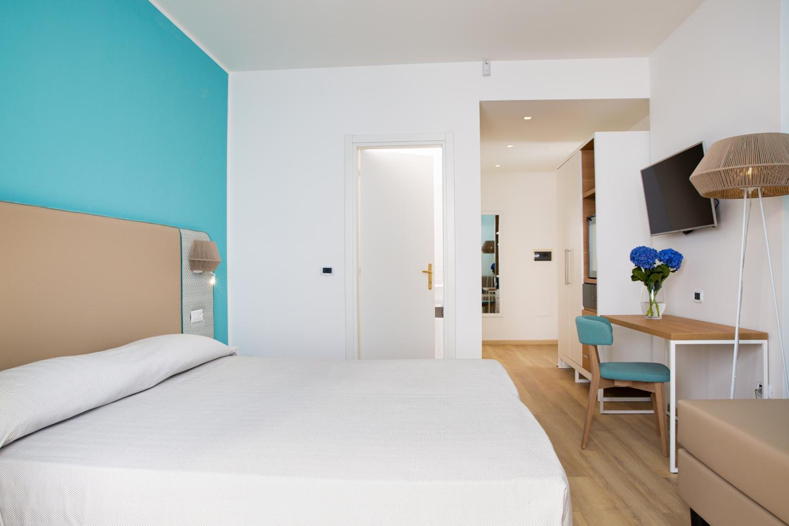 Deluxe Triple Room with Sea View photo 3