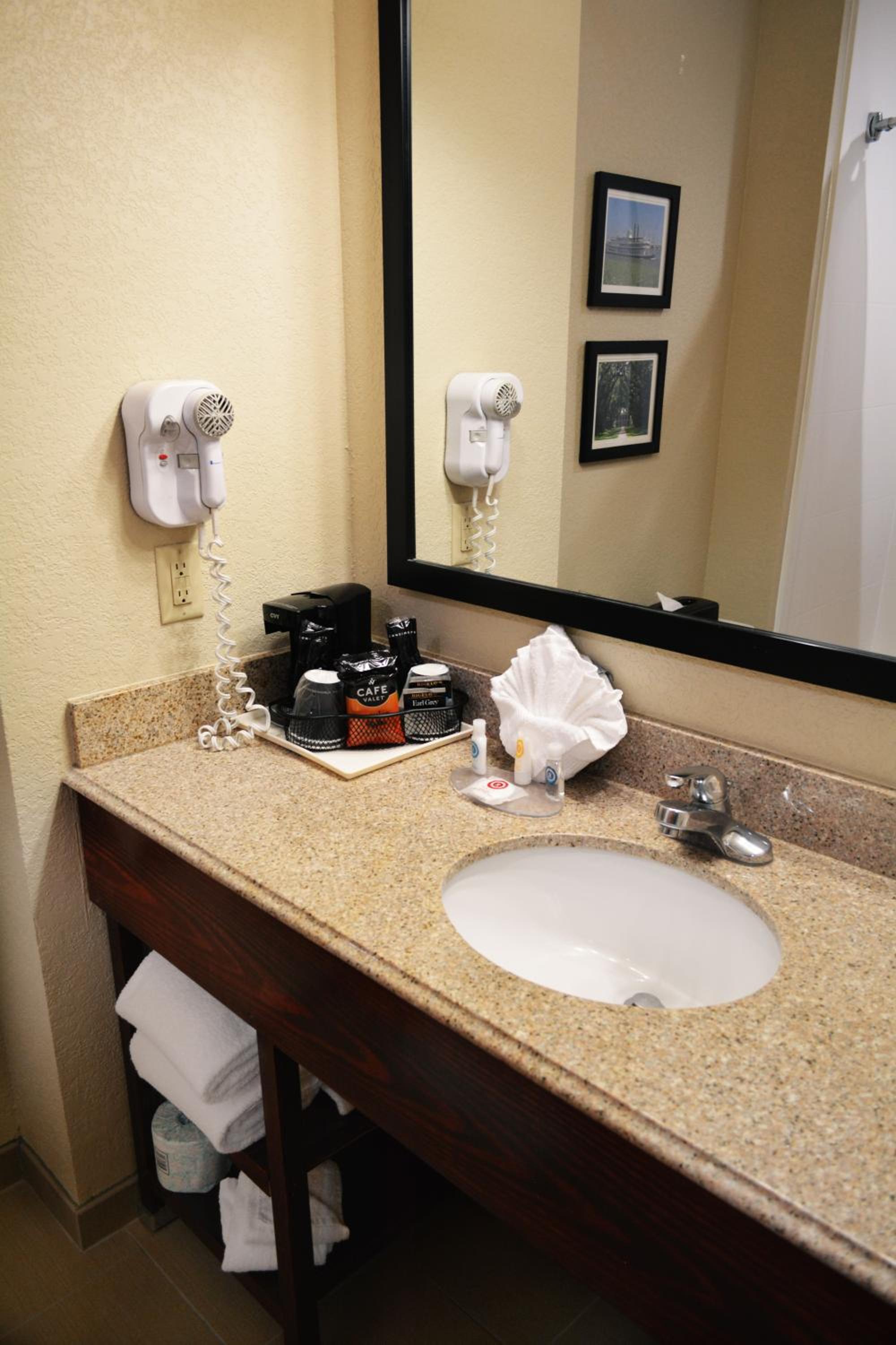Queen Room with Two Queen Beds - Accessible/Non-Smoking  - Photo 4