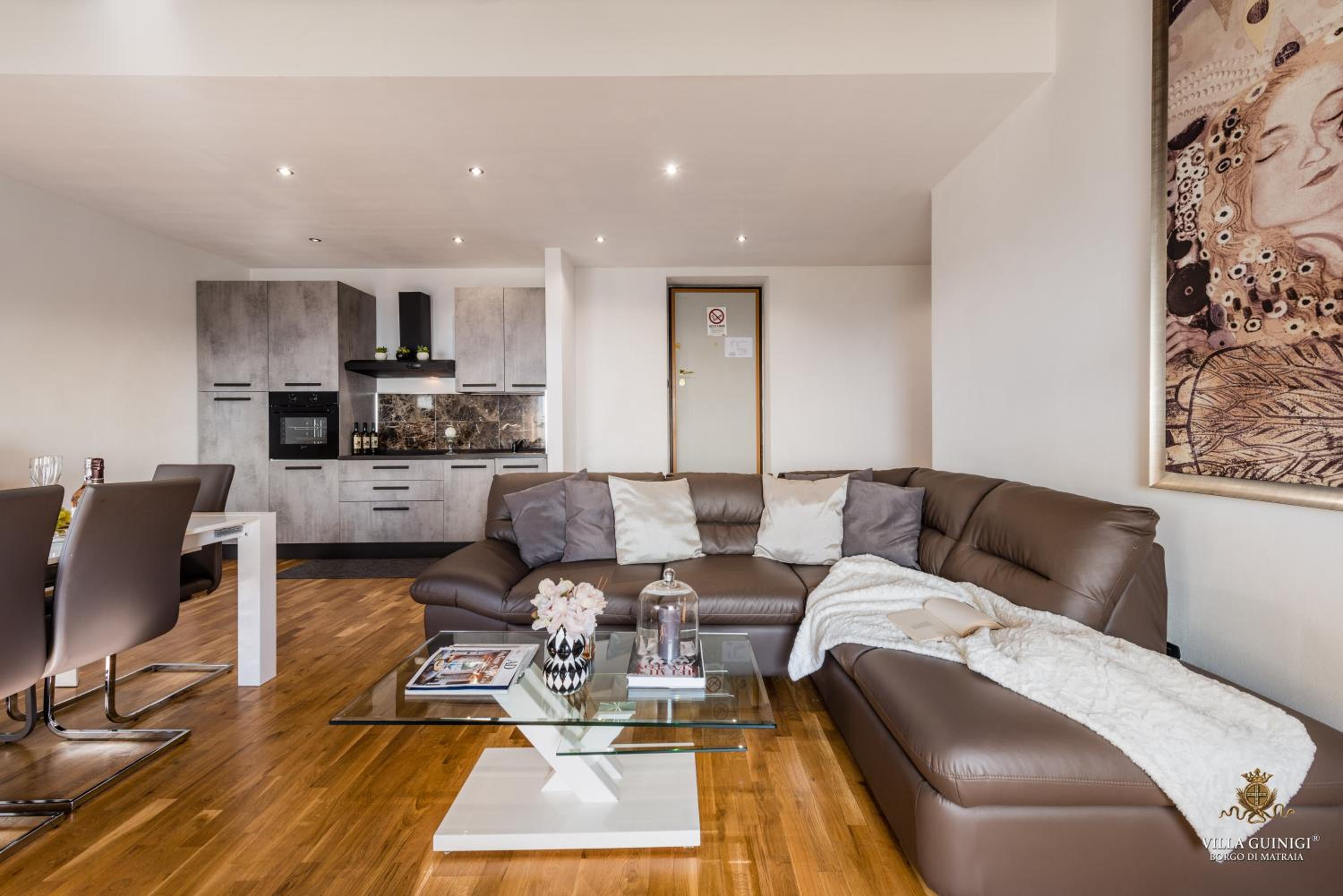 Deluxe Three-Bedroom Apartment with Mezzanine and view photo 1