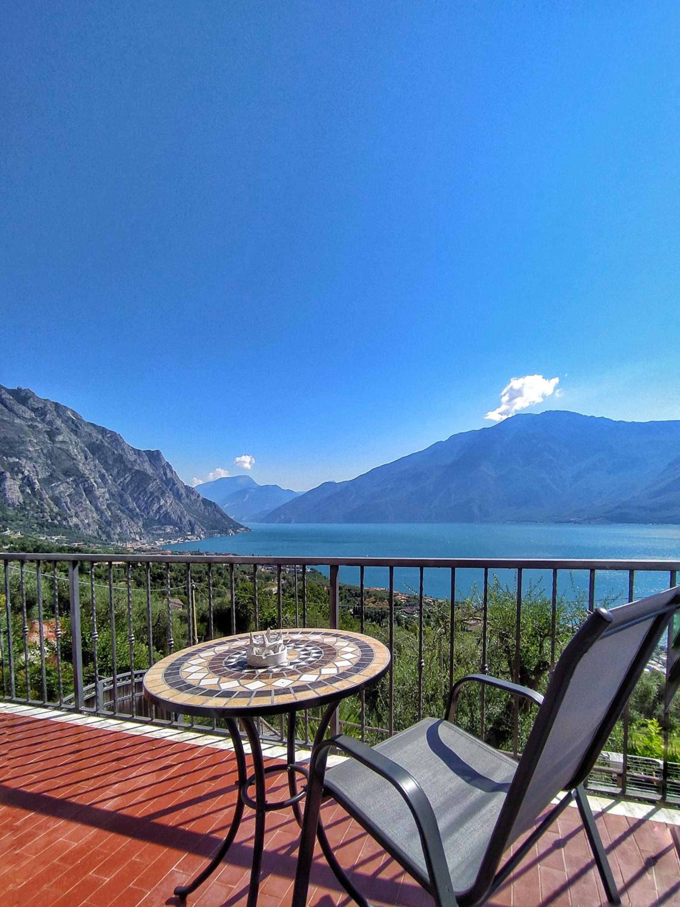 Apartment with Lake View