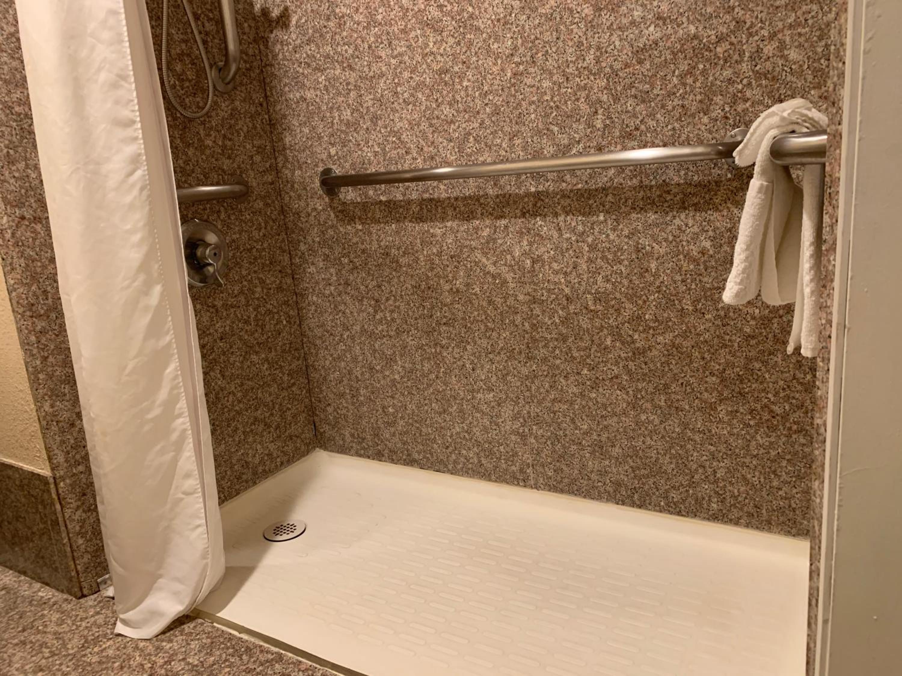 Standard Queen Room with Two Queen Beds and Roll In Shower - Accessible/Non-Smoking - Photo 6