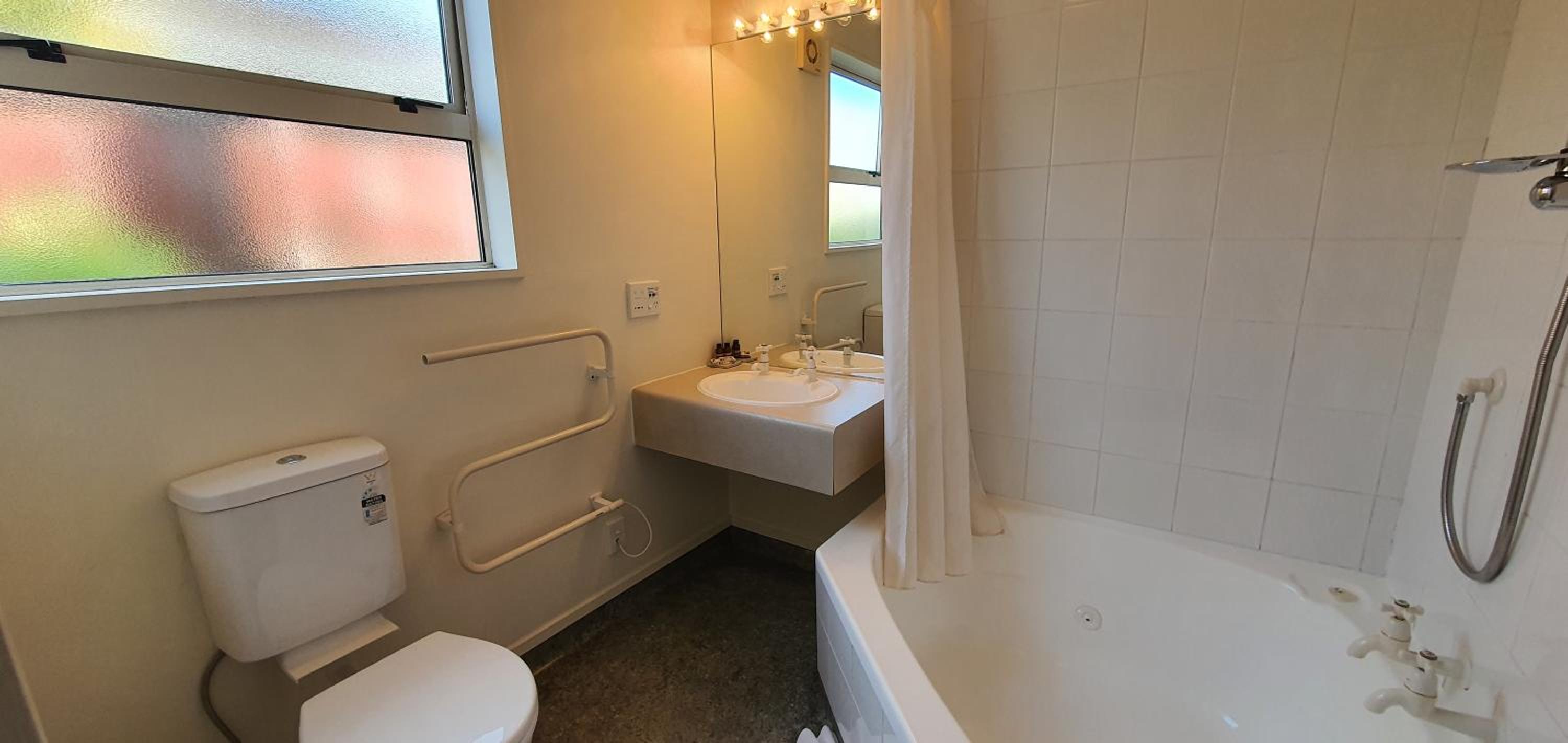 Studio with Spa Bath photo 3