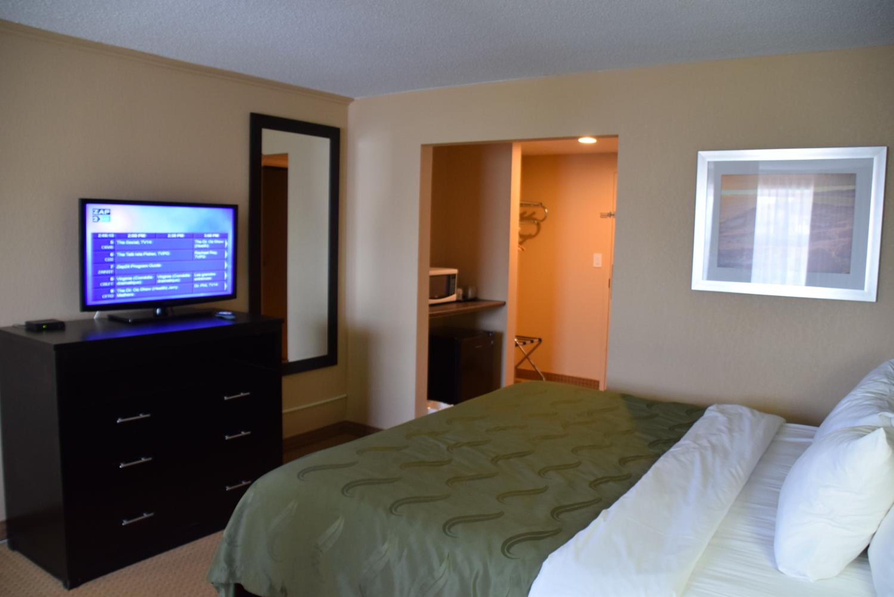 Queen Room with River View - Non-Smoking photo 1