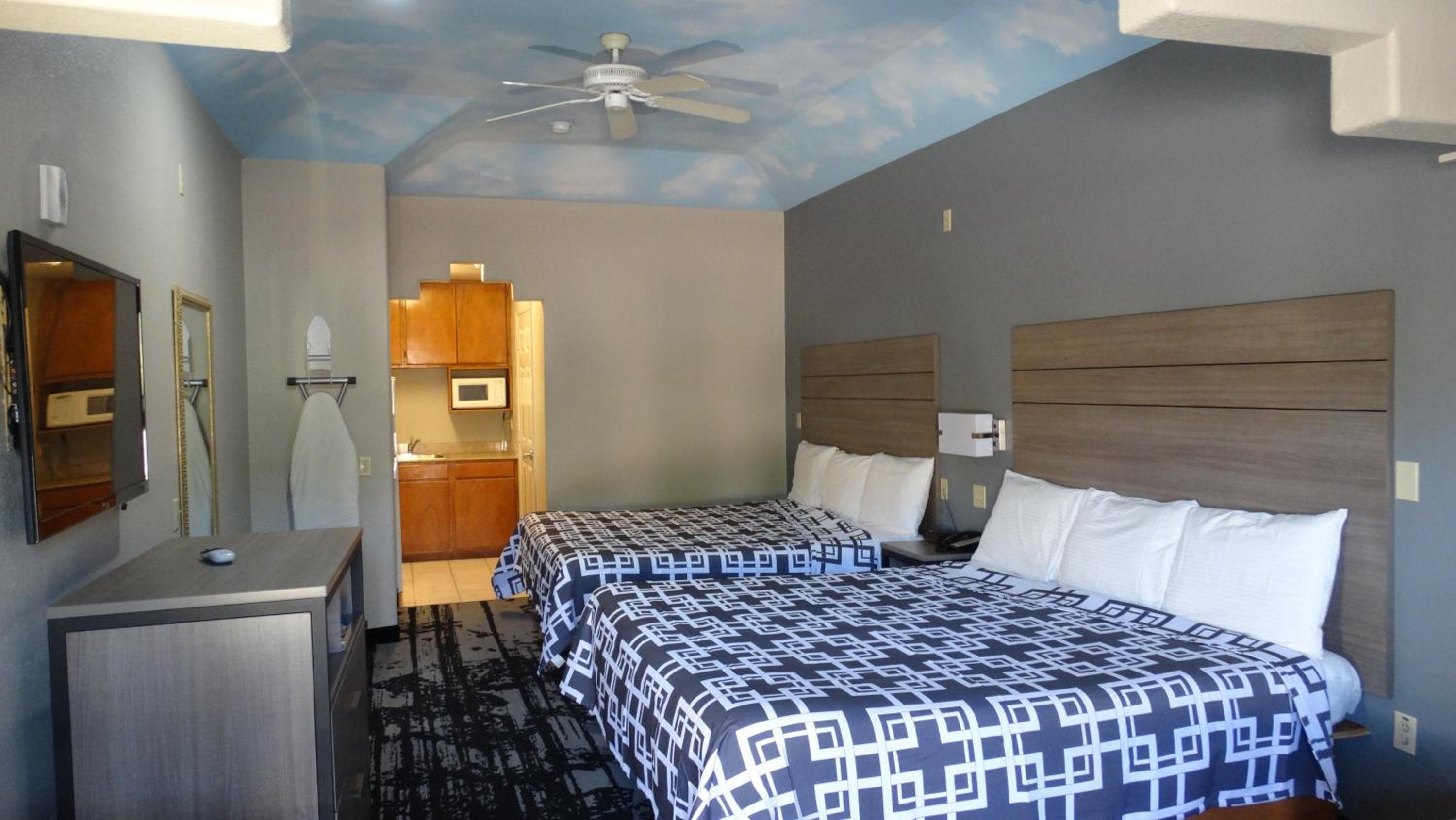 2 King Beds Smoking with Kitchenette photo 3