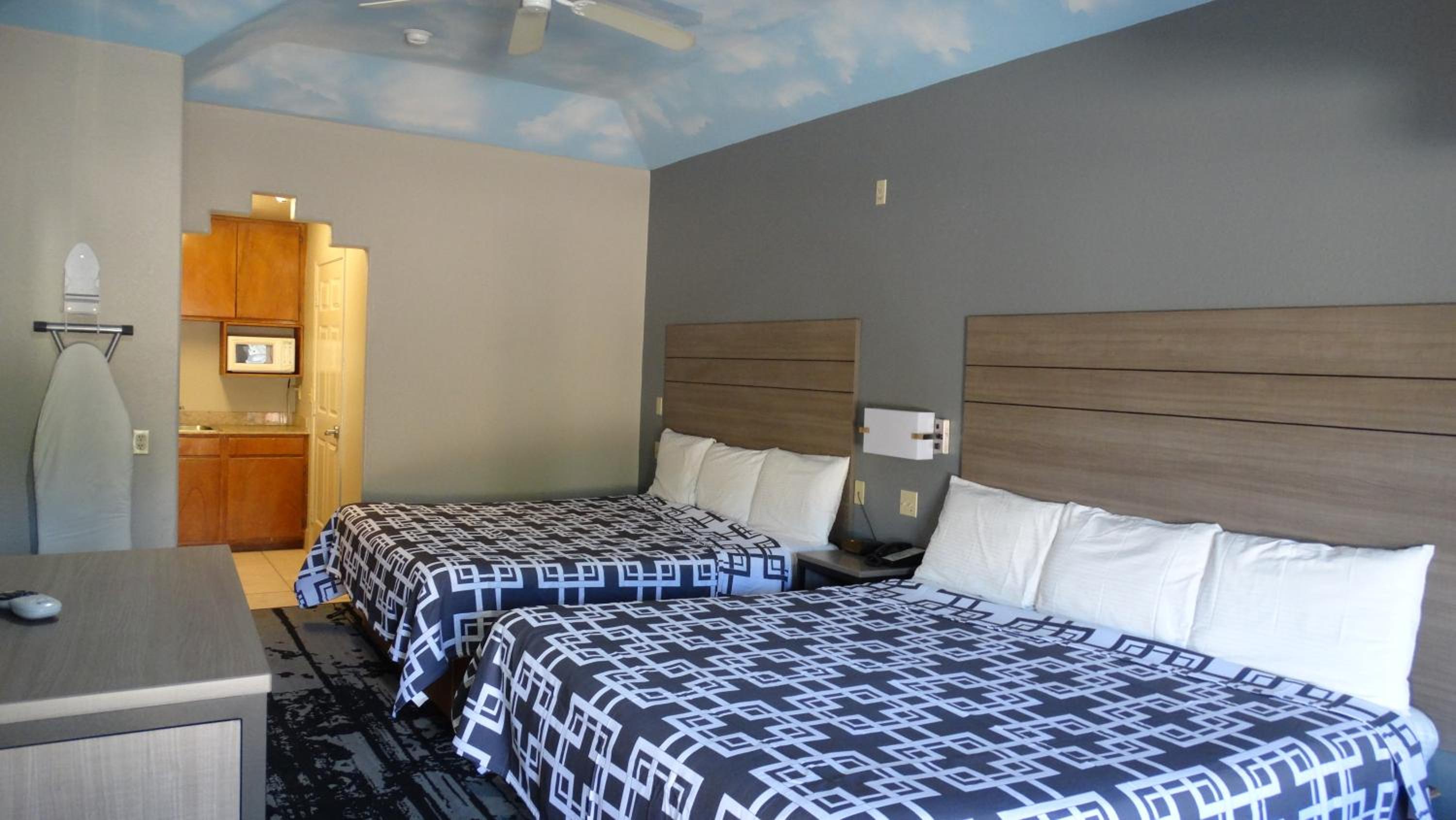 2 King Beds Smoking with Kitchenette photo 1