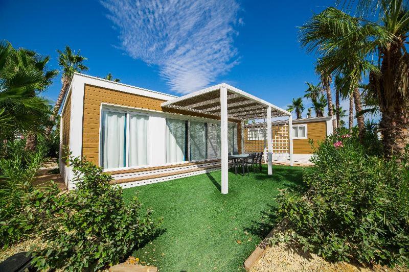 Bungalow Deluxe con Vista al Jardín.