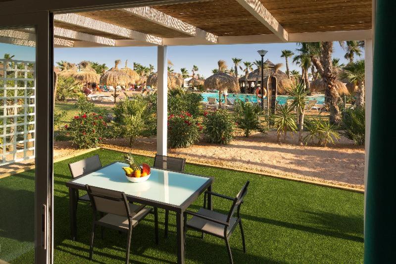 Bungalow Deluxe con Vista al Jardín.