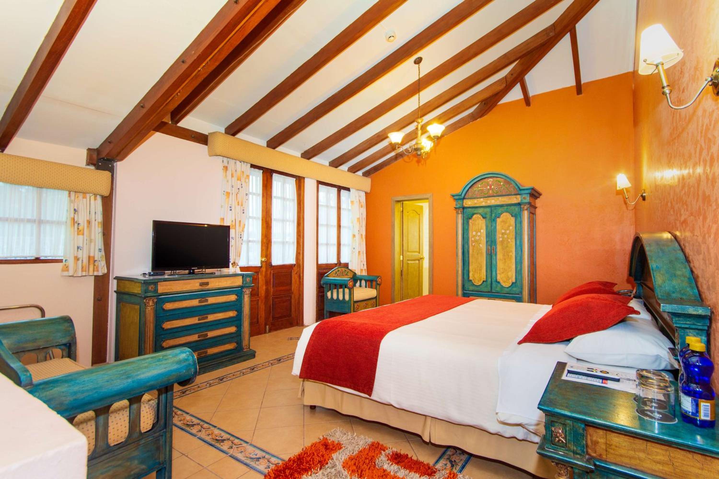 Two-Bedroom Townhouse One King Bed and Four Single Beds photo 3