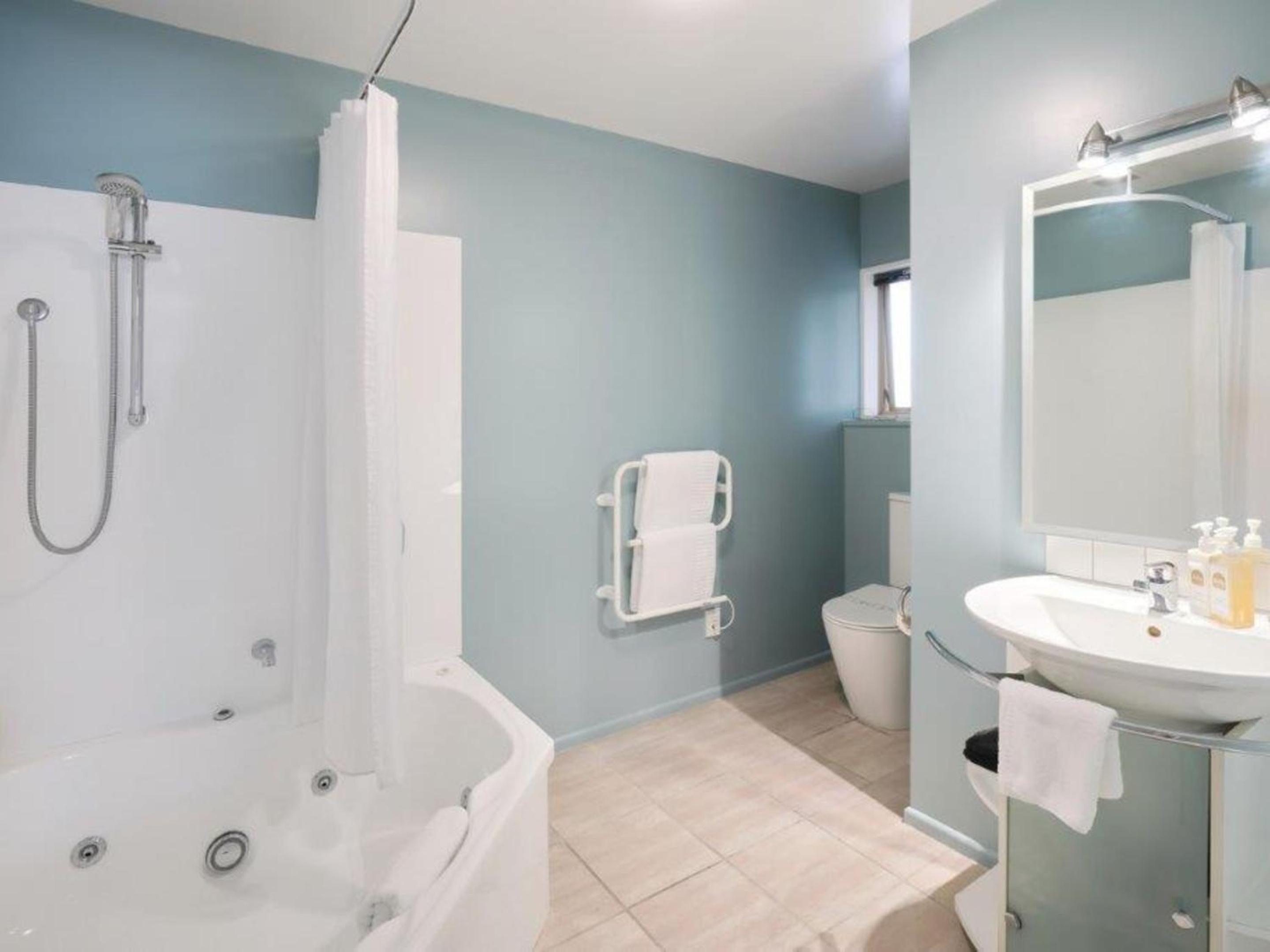 Two-Bedroom Spa Apartment - Photo 5