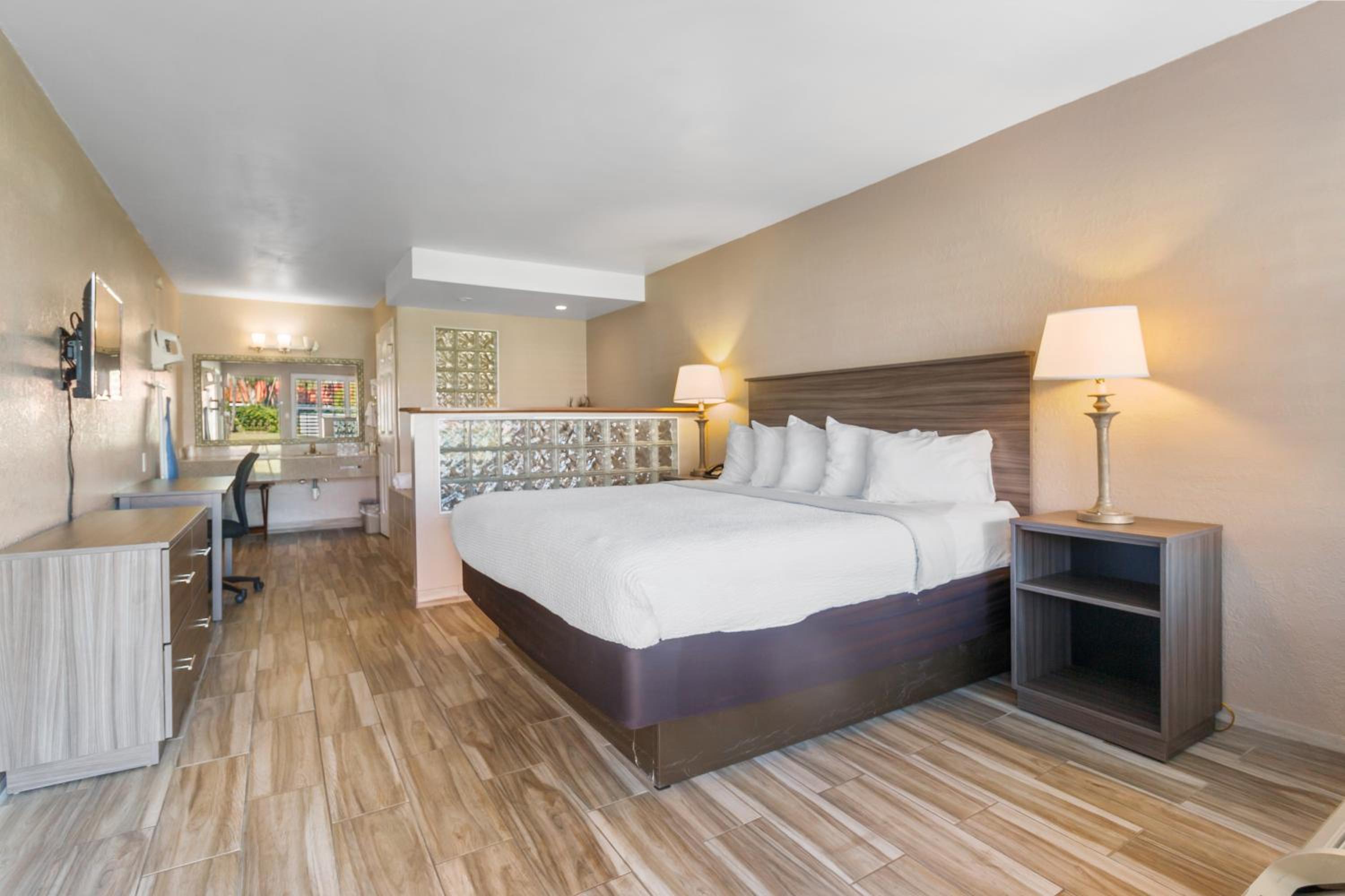 One-Bedroom Suite - Photo 1