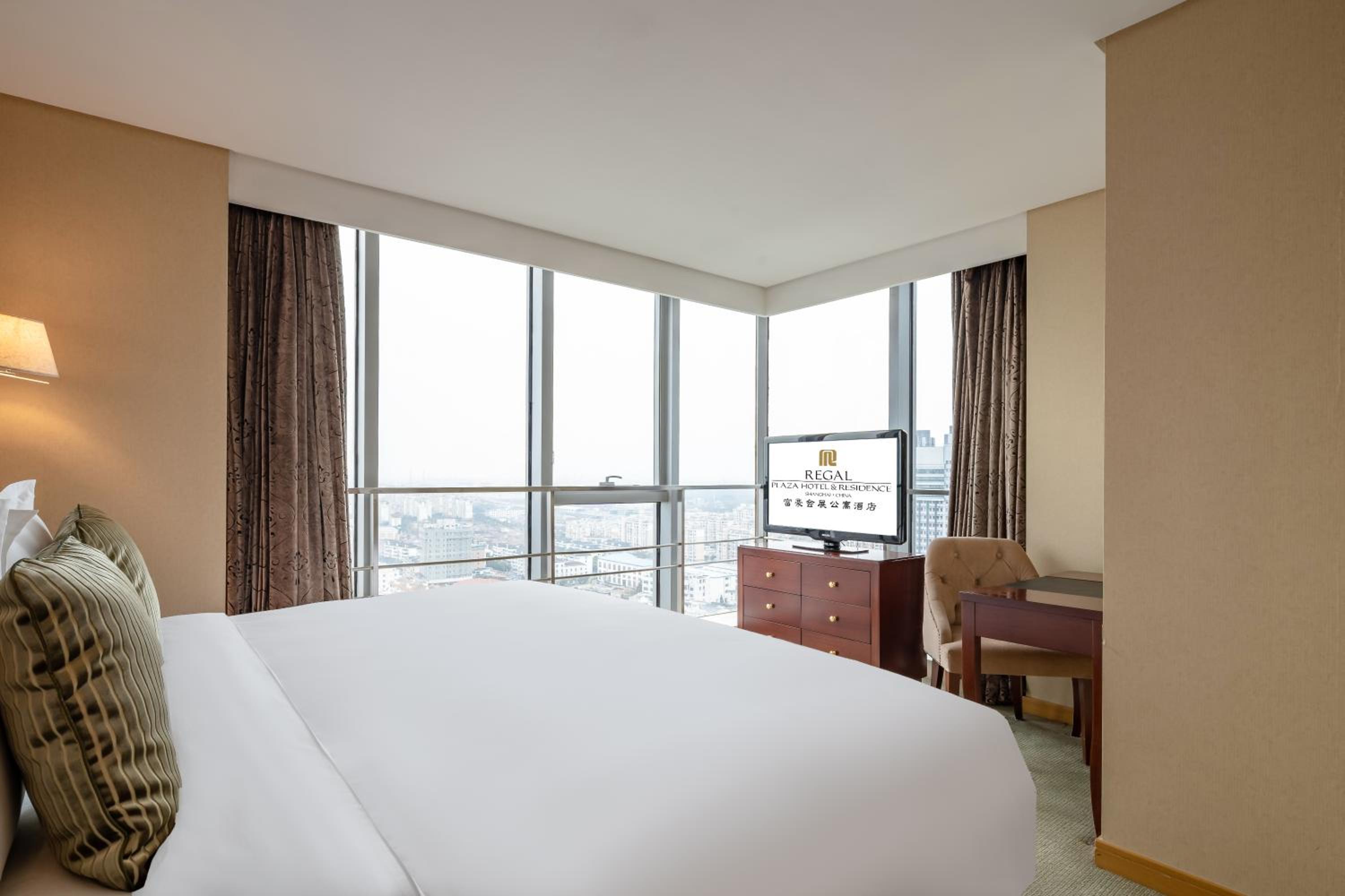 Deluxe King Bed One Room And One Living Room